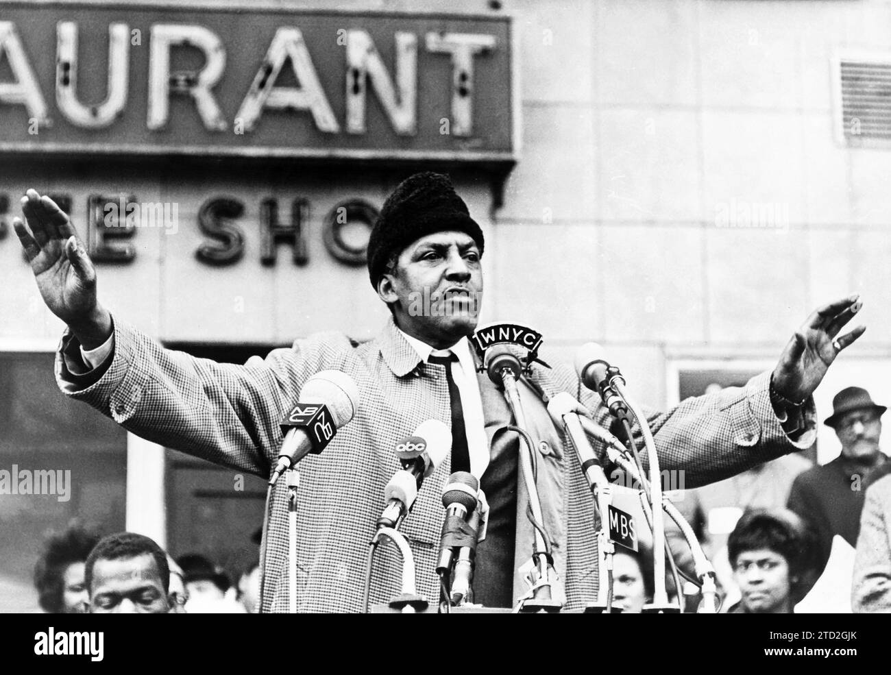 Bayard Rustin, halblanges Porträt vor Radiomikrofonen, New York City, New York, USA, Stanley Wolfson, New York World-Telegram und The Sun Newspaper Photography Collection Stockfoto