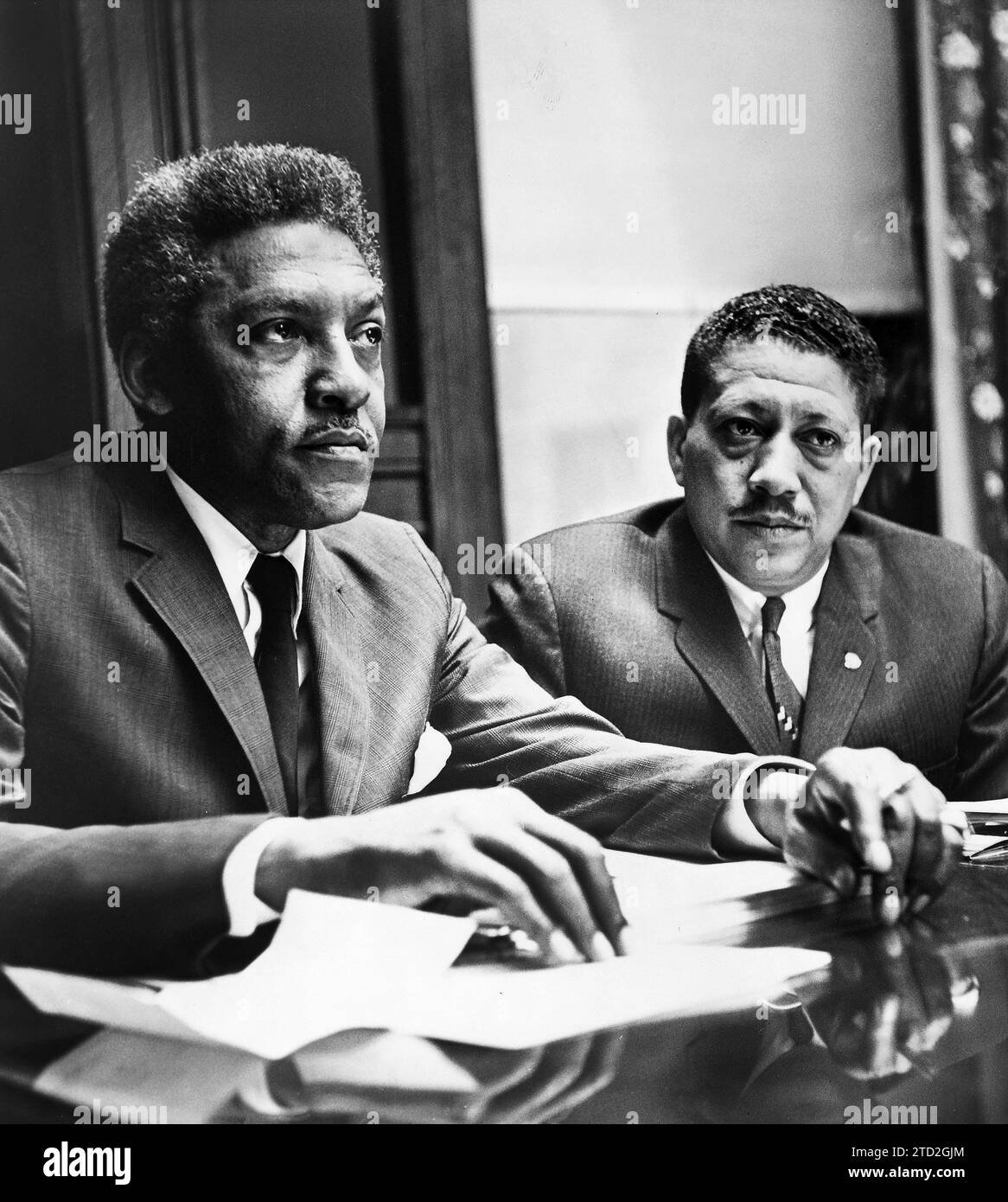 Bayard Rustin (links) und Dr. Eugene Reed (rechts), sitzen hinter dem Tisch, Freedom House, Al Ravenna, New York World-Telegram und The Sun Newspaper Photographph Collection, 1964 Stockfoto
