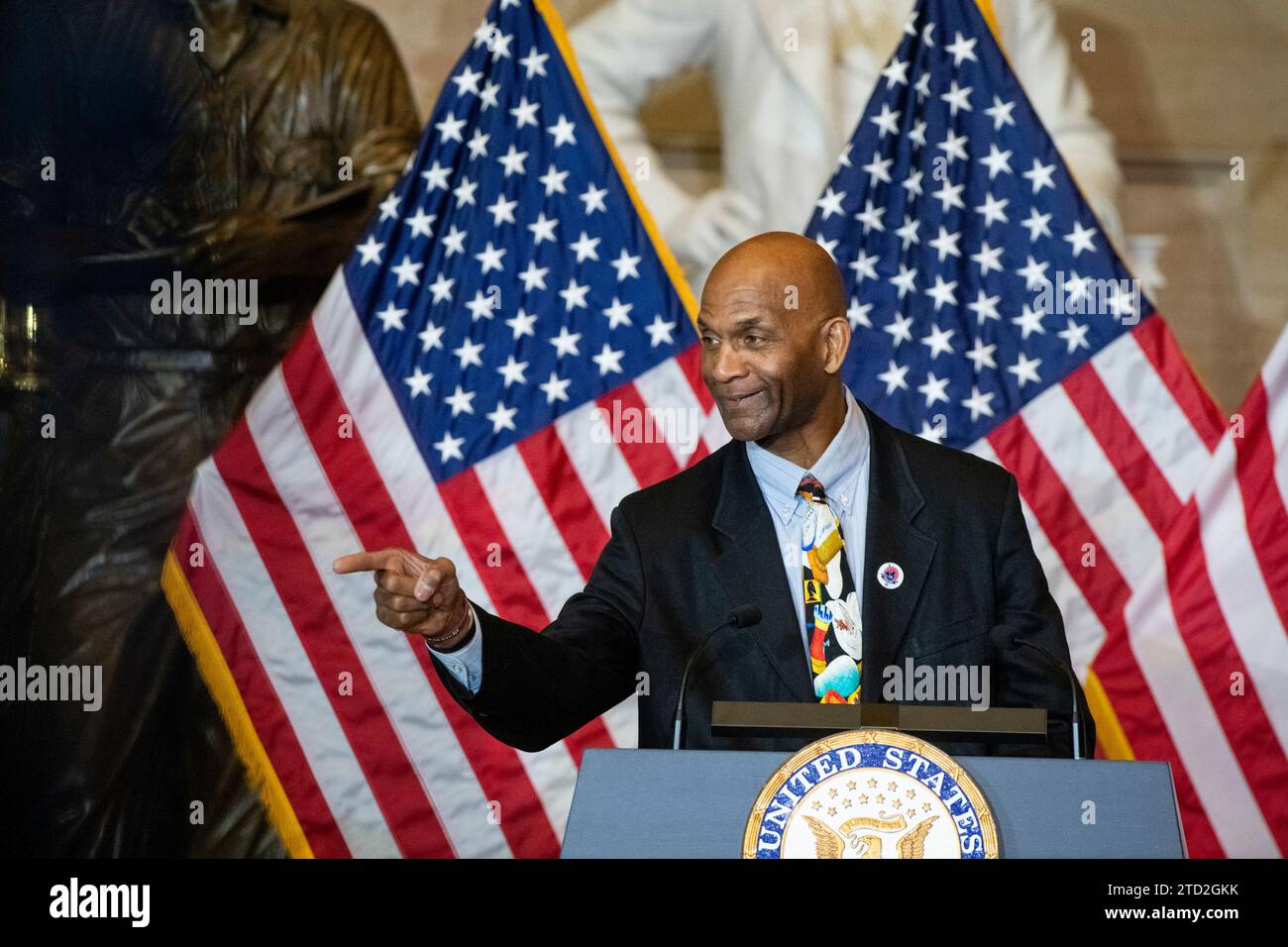 Larry Doby, Jr., spricht über seinen Vater Larry Doby während einer Zeremonie der Goldmedaille des Kongresses zu Ehren von Larry Doby in der Statuary Hall des Kapitols der Vereinigten Staaten in Washington, DC, Mittwoch, den 13. Dezember 2023. Im Juli 1947 war Larry Doby der zweite schwarze Spieler, der die Farbbarriere des Baseballs durchbrach, und der erste schwarze Spieler in der American League, als er bei den Cleveland Indians unterschrieb. Credit: Rod Lamkey / CNP/SIPA USA (EINSCHRÄNKUNG: KEINE tägliche Post. KEINE New York oder New Jersey Zeitungen oder Zeitungen im Umkreis von 75 Meilen um New York City.) Stockfoto