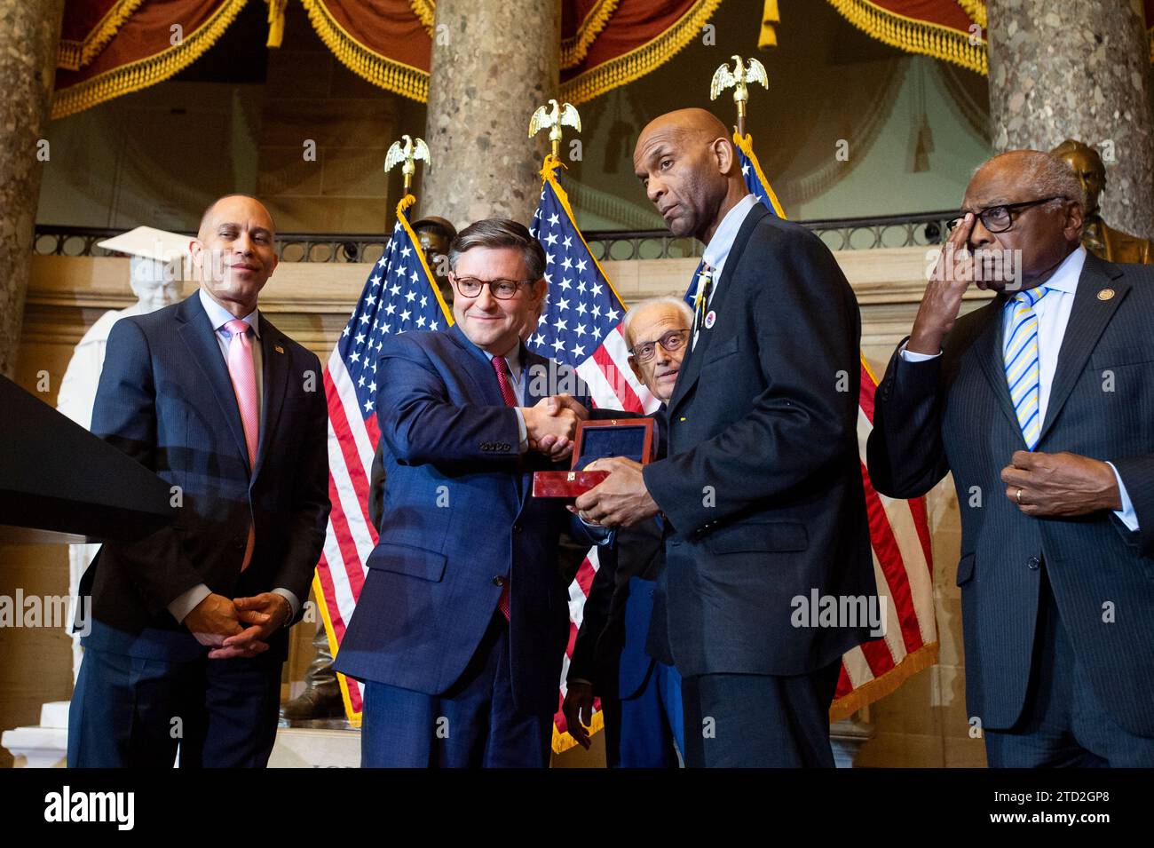 Der Sprecher des Repräsentantenhauses der Vereinigten Staaten Mike Johnson (Republikaner von Louisiana), zweiter von links, überreicht eine Goldmedaille des Kongresses zu Ehren des Major League Baseballspielers Larry Doby Jr. an seinen Sohn Larry Doby Jr., zweiter von rechts. während einer Zeremonie in der Statuary Hall des Kapitols der Vereinigten Staaten in Washington, DC, Mittwoch, 13. Dezember 2023. Sie sind von links nach rechts: US-Senator Cory Booker (Demokrat von New Jersey), US-Senator Sherrod Brown (Demokrat von Ohio), US-Repräsentant Bill Pascrell (Demokrat von New Jersey) und die Vereinigten Staaten Stockfoto