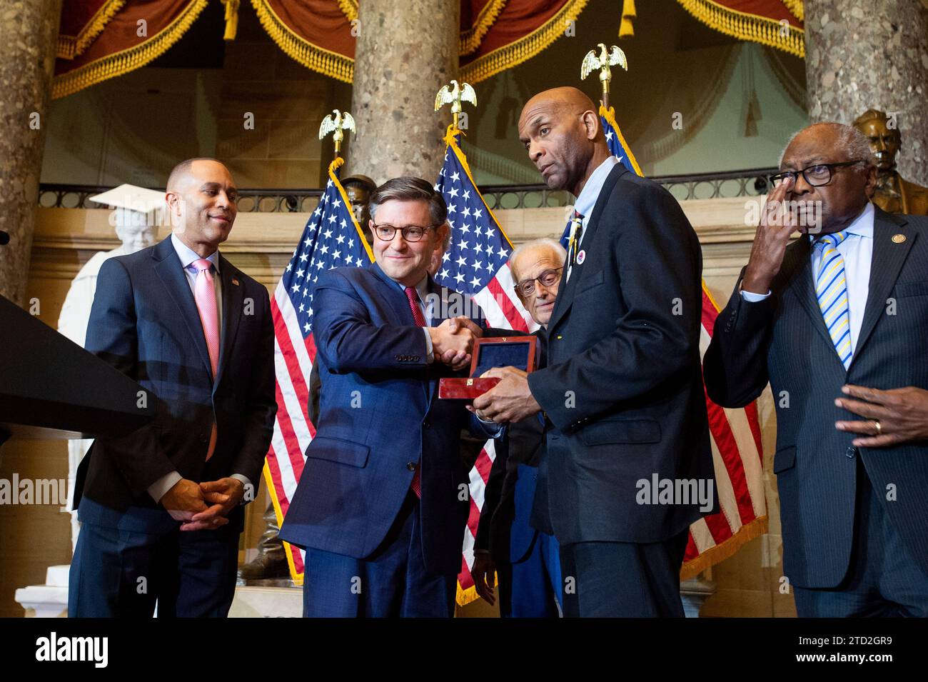 Der Sprecher des Repräsentantenhauses der Vereinigten Staaten Mike Johnson (Republikaner von Louisiana), zweiter von links, überreicht eine Goldmedaille des Kongresses zu Ehren des Major League Baseballspielers Larry Doby Jr. an seinen Sohn Larry Doby Jr., zweiter von rechts. während einer Zeremonie in der Statuary Hall des Kapitols der Vereinigten Staaten in Washington, DC, Mittwoch, 13. Dezember 2023. Sie sind von links nach rechts: US-Senator Cory Booker (Demokrat von New Jersey), US-Senator Sherrod Brown (Demokrat von Ohio), US-Repräsentant Bill Pascrell (Demokrat von New Jersey) und die Vereinigten Staaten Stockfoto