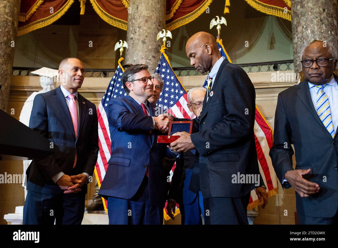 Der Sprecher des Repräsentantenhauses der Vereinigten Staaten Mike Johnson (Republikaner von Louisiana), zweiter von links, überreicht eine Goldmedaille des Kongresses zu Ehren des Major League Baseballspielers Larry Doby Jr. an seinen Sohn Larry Doby Jr., zweiter von rechts. während einer Zeremonie in der Statuary Hall des Kapitols der Vereinigten Staaten in Washington, DC, Mittwoch, 13. Dezember 2023. Sie sind von links nach rechts: US-Senator Cory Booker (Demokrat von New Jersey), US-Senator Sherrod Brown (Demokrat von Ohio), US-Repräsentant Bill Pascrell (Demokrat von New Jersey) und die Vereinigten Staaten Stockfoto