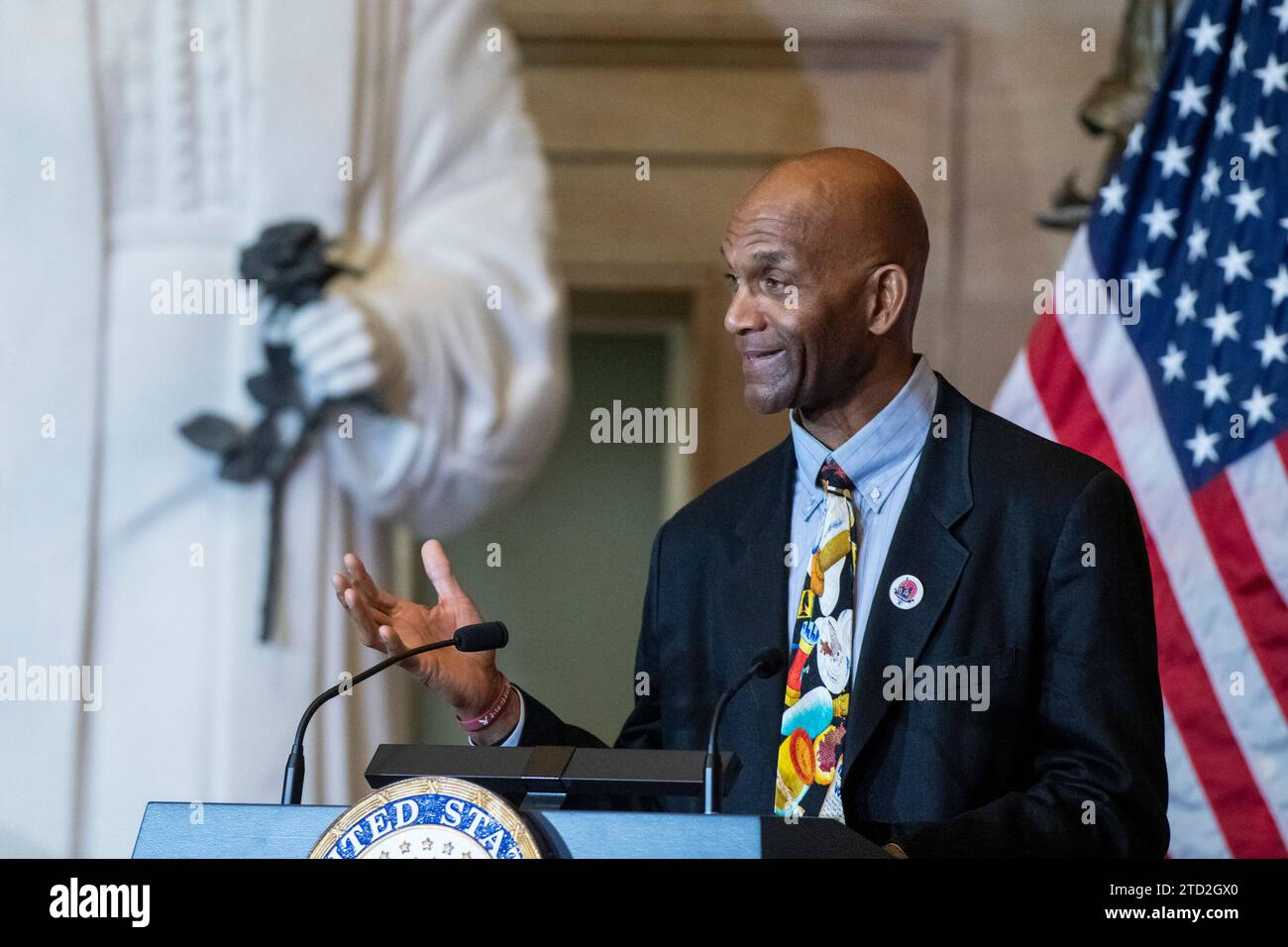 Larry Doby, Jr., spricht über seinen Vater Larry Doby während einer Zeremonie der Goldmedaille des Kongresses zu Ehren von Larry Doby in der Statuary Hall des Kapitols der Vereinigten Staaten in Washington, DC, Mittwoch, den 13. Dezember 2023. Im Juli 1947 war Larry Doby der zweite schwarze Spieler, der die Farbbarriere des Baseballs durchbrach, und der erste schwarze Spieler in der American League, als er bei den Cleveland Indians unterschrieb. Credit: Rod Lamkey / CNP (EINSCHRÄNKUNG: KEINE tägliche Post. KEINE New York oder New Jersey Zeitungen oder Zeitungen im Umkreis von 75 Meilen um New York City.) Stockfoto