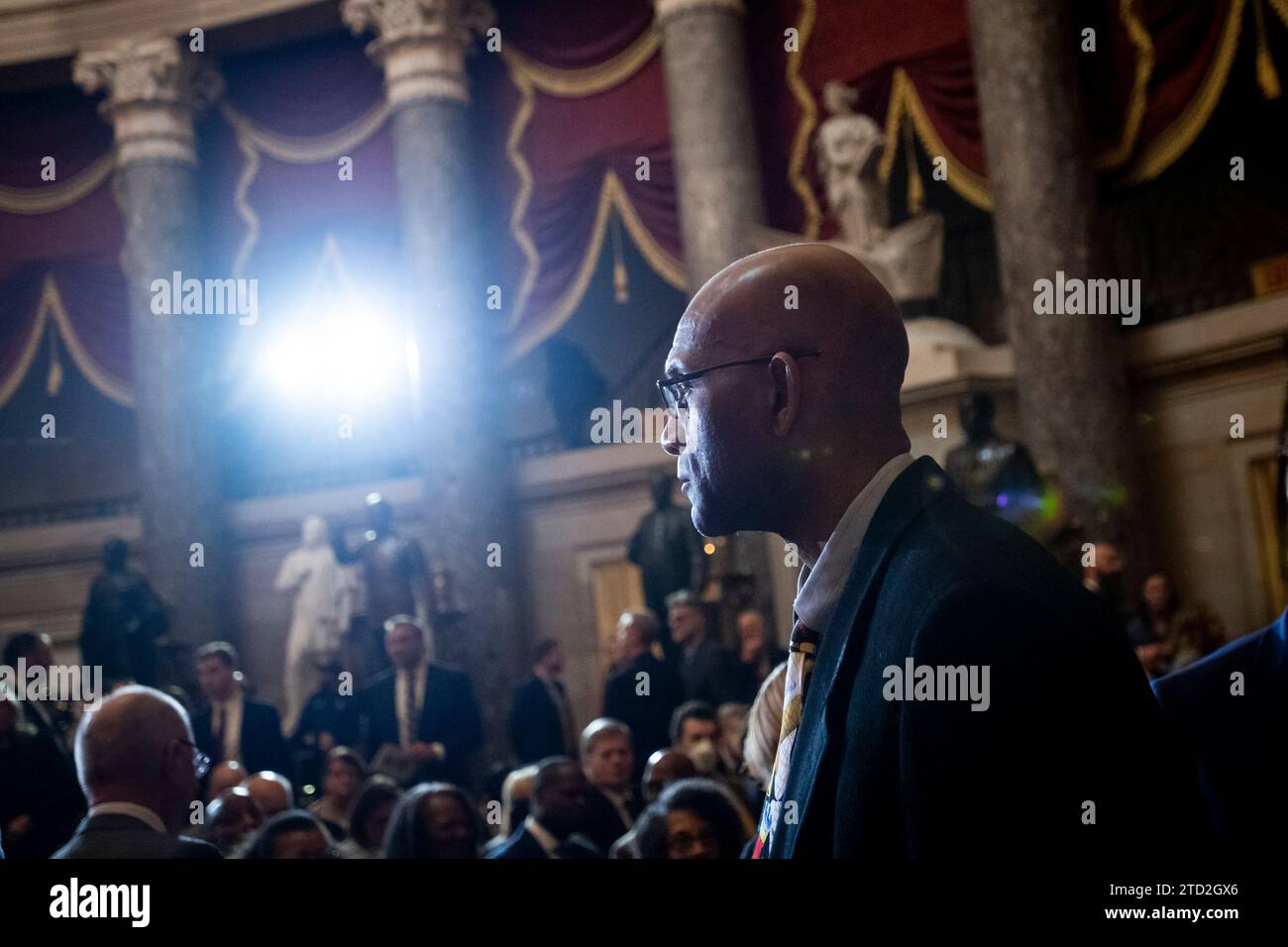 Larry Doby, Jr., kommt zu einer Goldmedaillenzeremonie des Kongresses zu Ehren seines Vaters Larry Doby in der Statuary Hall des Kapitols der Vereinigten Staaten in Washington, DC, Mittwoch, 13. Dezember 2023. Im Juli 1947 war Larry Doby der zweite schwarze Spieler, der die Farbbarriere des Baseballs durchbrach, und der erste schwarze Spieler in der American League, als er bei den Cleveland Indians unterschrieb. Credit: Rod Lamkey / CNP (EINSCHRÄNKUNG: KEINE tägliche Post. KEINE New York oder New Jersey Zeitungen oder Zeitungen im Umkreis von 75 Meilen um New York City.) Stockfoto