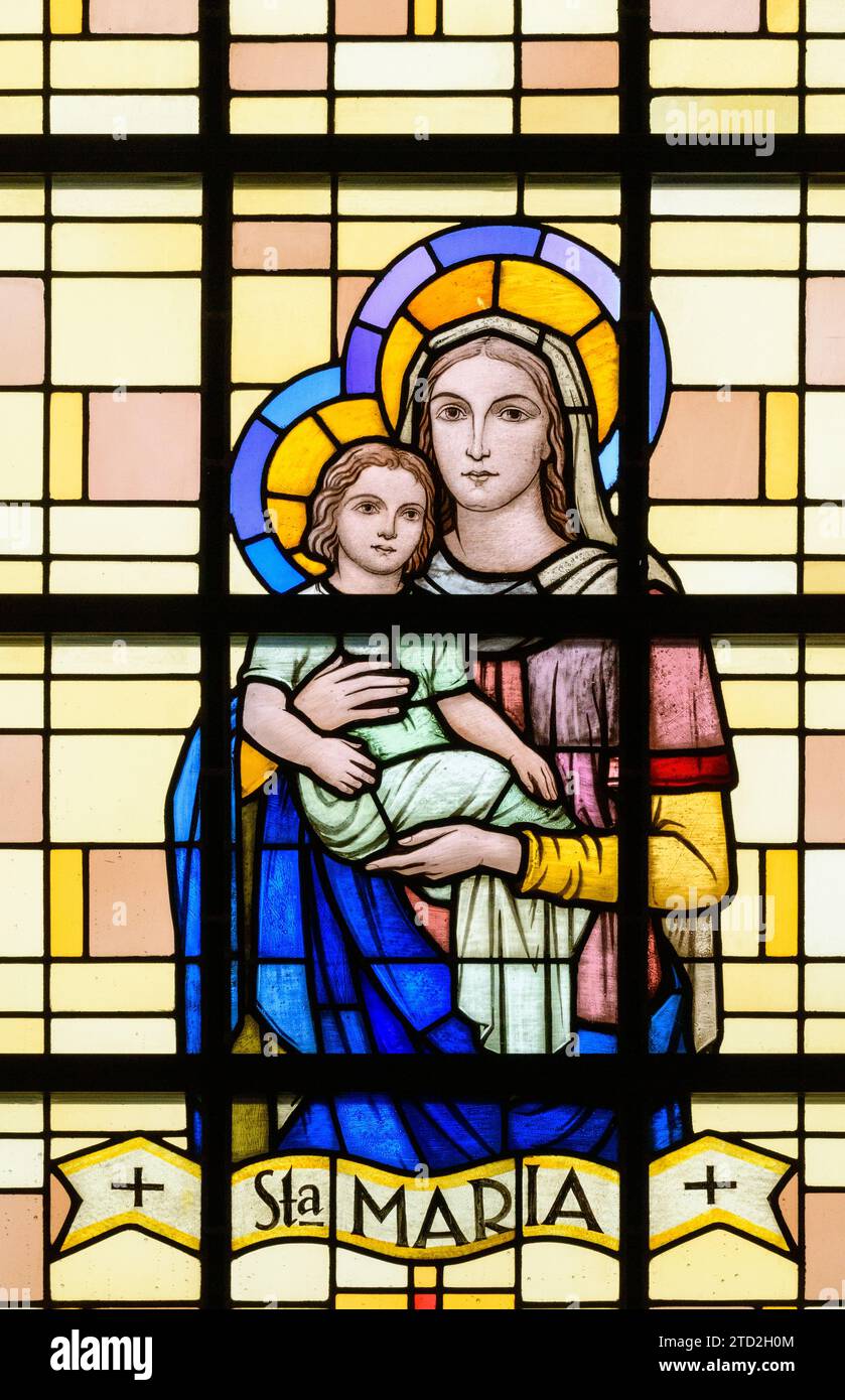 Die Mutter Gottes mit dem Jesuskind. Ein Buntglasfenster in der Eglise Saint-Laurent (St.-Lorenz-Kirche), Strassen, Luxemburg. Stockfoto