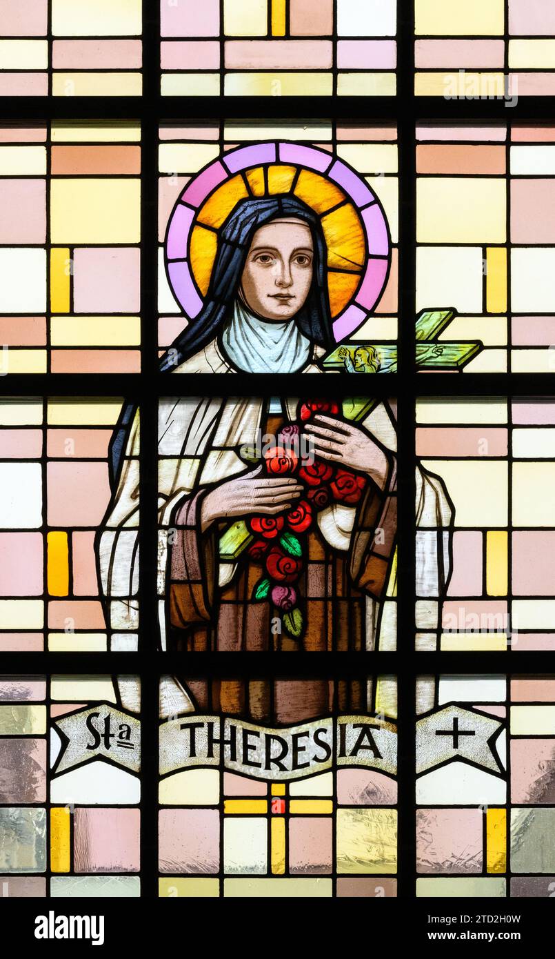 St. Thérèse von Lisieux. Ein Buntglasfenster in der Eglise Saint-Laurent (St.-Lorenz-Kirche), Strassen, Luxemburg. Stockfoto