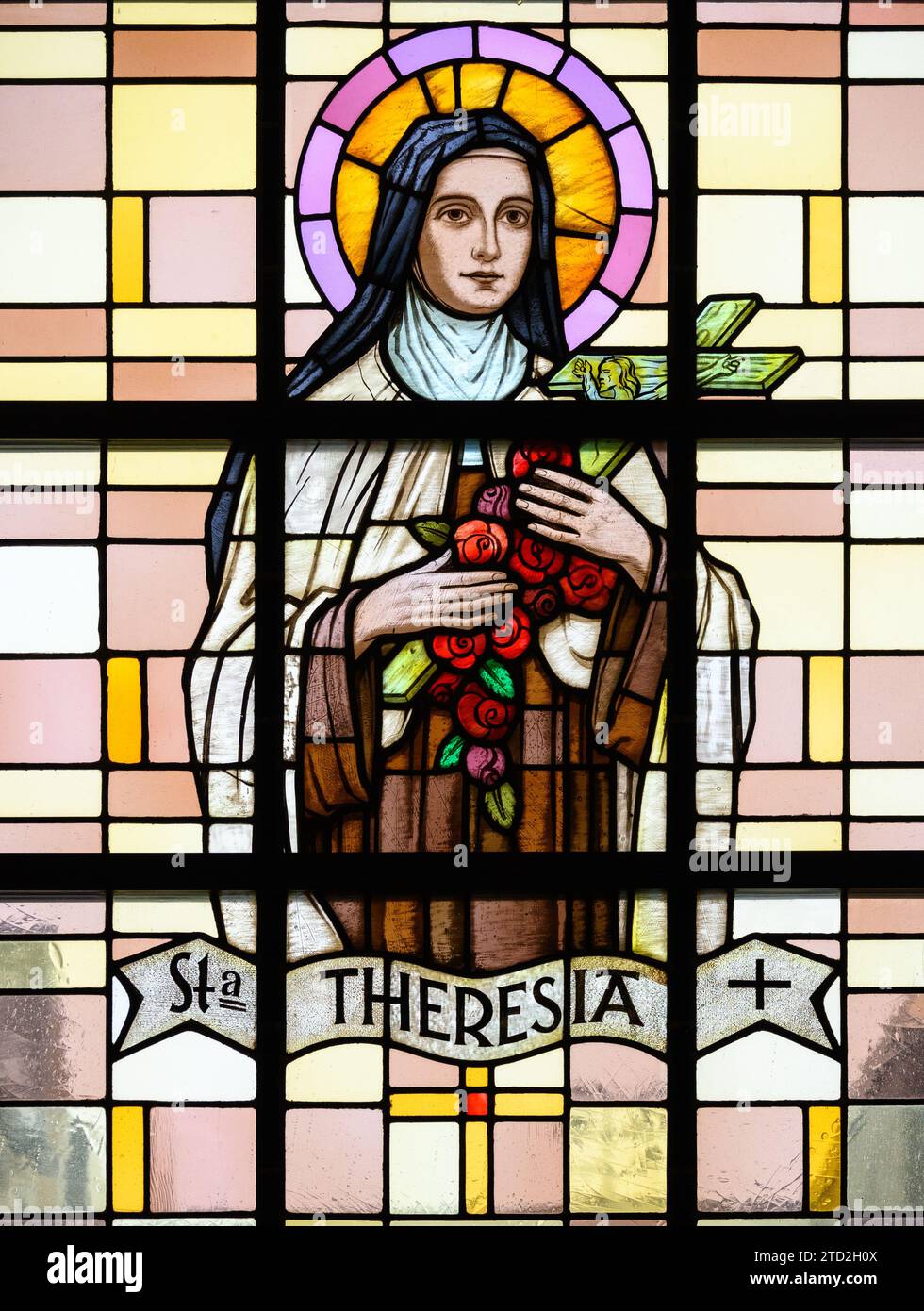 St. Thérèse von Lisieux. Ein Buntglasfenster in der Eglise Saint-Laurent (St.-Lorenz-Kirche), Strassen, Luxemburg. Stockfoto