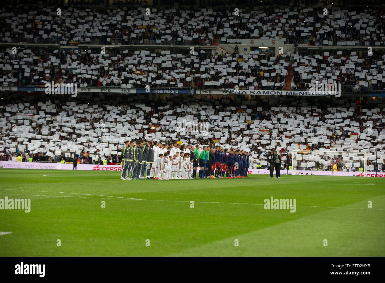 Madrid, 21.11.2015. Das Ligaspiels wurde im Stadion Santiago Bernabéu zwischen Real Madrid und Fútbol Club Barcelona ausgetragen. Auf dem Bild die Schweigeminute für die Terroranschläge in Paris. Foto: Ignacio Gil ARCHDC. Quelle: Album / Archivo ABC / Ignacio Gil Stockfoto