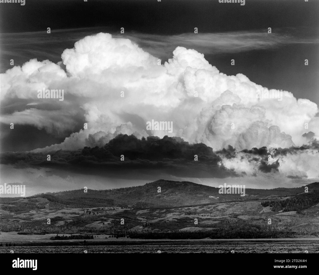 BW02206-00....WYOMING - Sturmwolken über dem Jackson Hole Valley mit Blick in den Bridger-Teton National Forest. Stockfoto