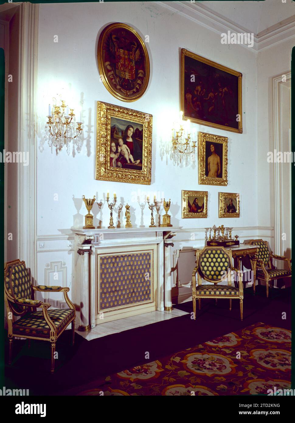 Madrid, 1966. Palast der Herzöge von Villahermosa. Blick auf die Halle, bekannt als Karl IV., benannt nach dem Stil ihrer Stände. Rechts ein St. Sebastian bei Perugino und darunter St. Lorenzo und St. Vincent bei Juan de Juanes. Quelle: Album / Archivo ABC / Álvaro García Pelayo Stockfoto