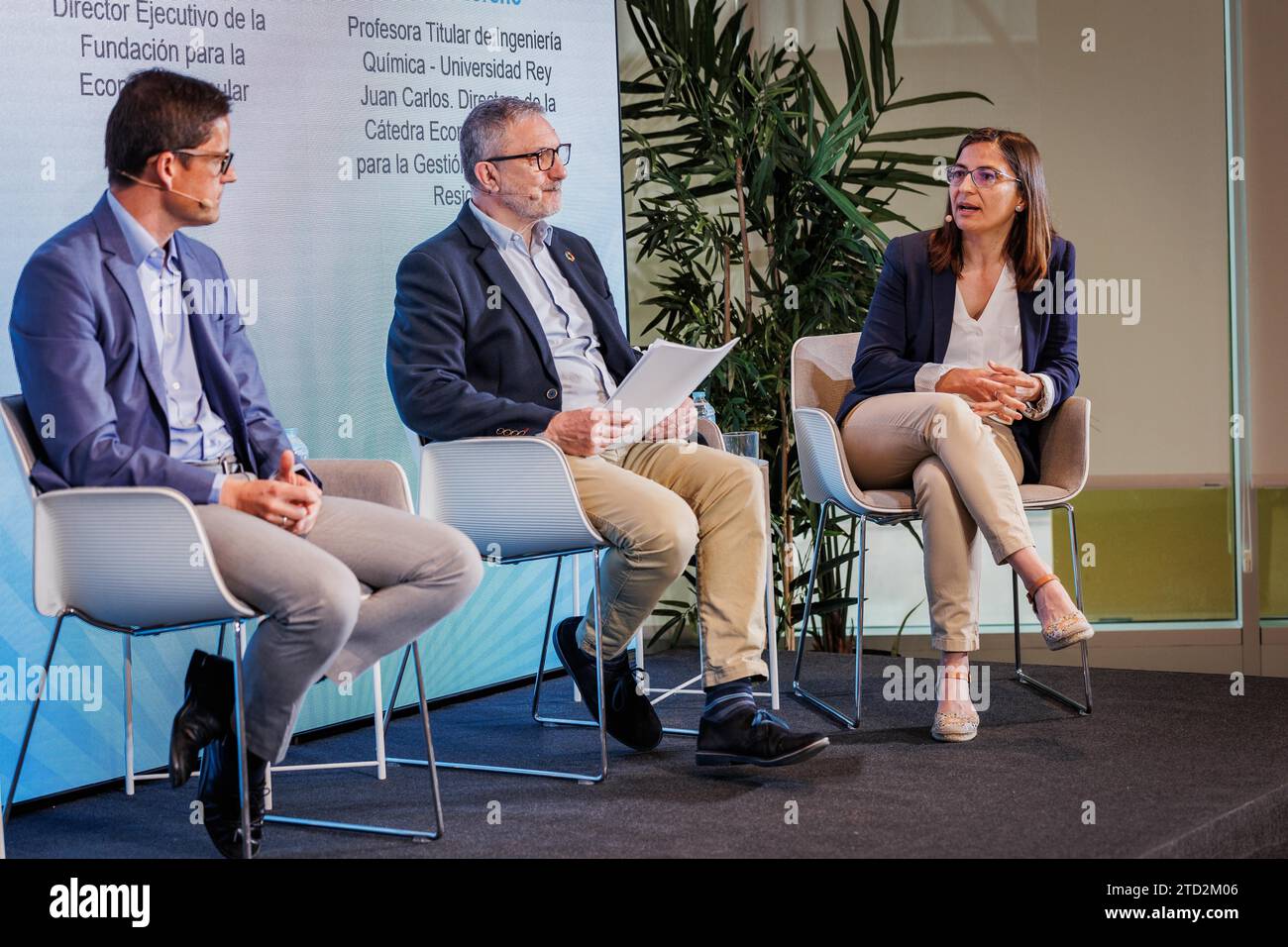 Madrid, 28.04.2023. ABC Sustainable Economy Forum: "Kreislaufwirtschaft der Abfälle", moderiert von Yolanda Gómez, stellvertretender Direktor von ABC; Borja Carabante, Delegierte des Regierungsbereichs Umwelt und Mobilität der Stadt Madrid; Félix González Yagüe, Mitglied des Verwaltungsausschusses des Baugeschäfts VON ACCIONA; Manuel Guerrero Pérez, Exekutivdirektor der Stiftung für die Kreislaufwirtschaft, und Jovita Moreno, Professor für Chemieingenieurwesen an der Rey Juan Carlos University. Foto: Tania Sieira. ARCHDC. Quelle: Album / Archivo ABC / Tania Sieira Stockfoto