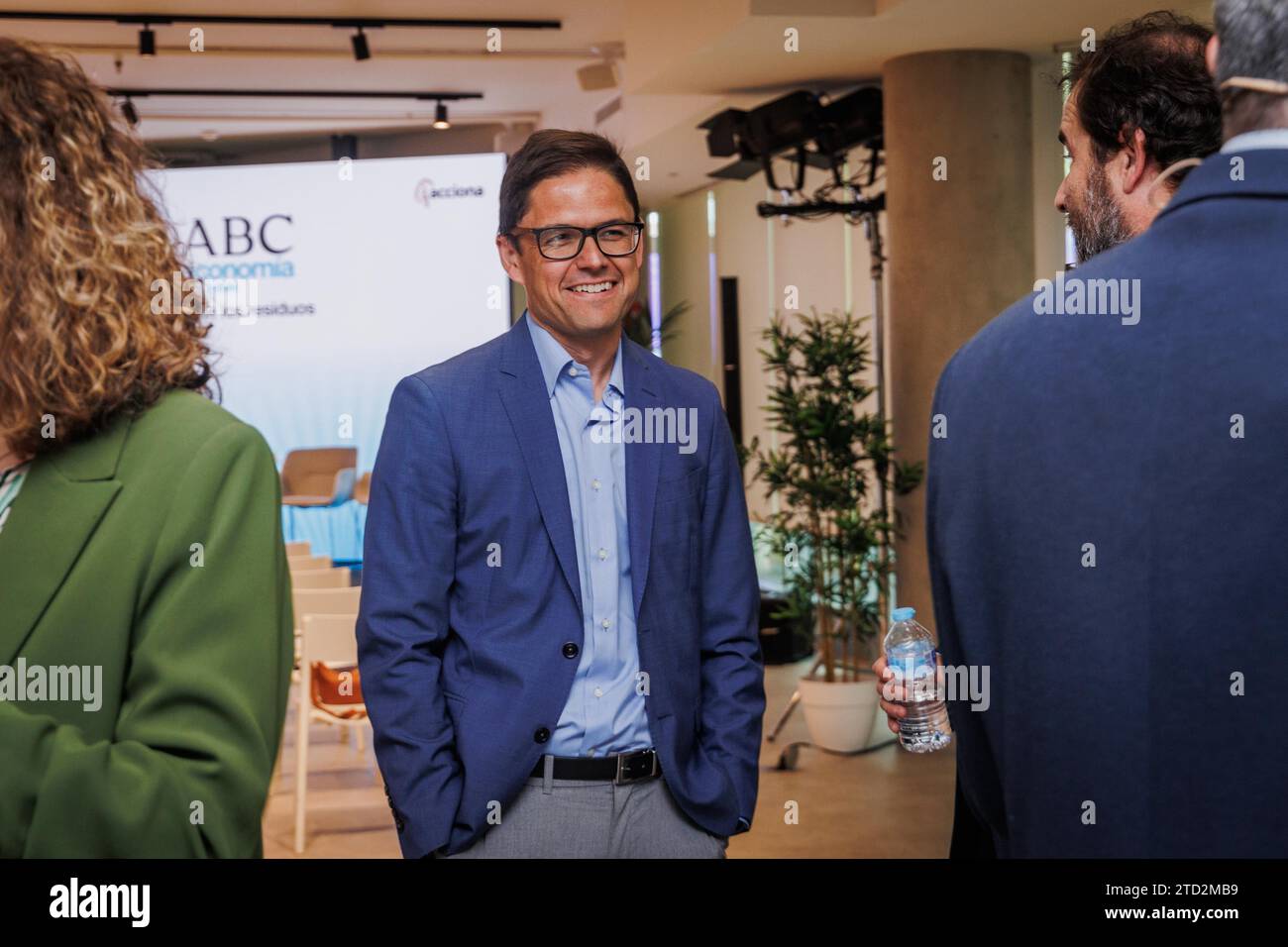 Madrid, 28.04.2023. ABC Sustainable Economy Forum: "Kreislaufwirtschaft der Abfälle", moderiert von Yolanda Gómez, stellvertretender Direktor von ABC; Borja Carabante, Delegierte des Regierungsbereichs Umwelt und Mobilität der Stadt Madrid; Félix González Yagüe, Mitglied des Verwaltungsausschusses des Baugeschäfts VON ACCIONA; Manuel Guerrero Pérez, Exekutivdirektor der Stiftung für die Kreislaufwirtschaft, und Jovita Moreno, Professor für Chemieingenieurwesen an der Rey Juan Carlos University. Foto: Tania Sieira. ARCHDC. Quelle: Album / Archivo ABC / Tania Sieira Stockfoto