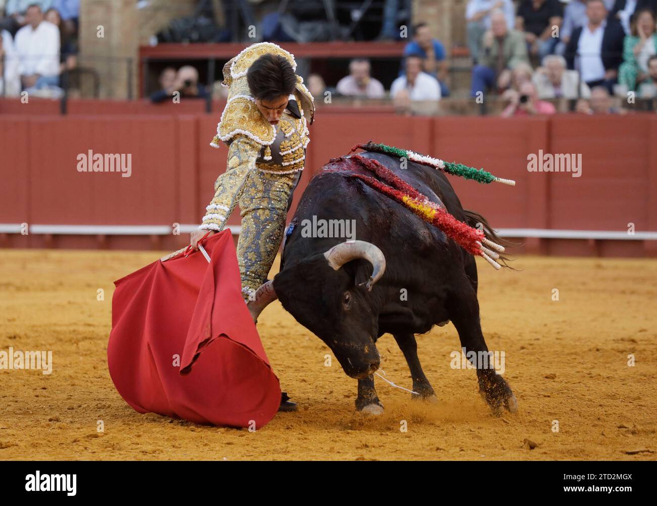 Sevilla, 19.04.2023. Bullfight, 3. Abonnement. Sechs Stiere aus Santiago Domecq. Stierkämpfer Álvaro Lorenzo. Foto: Raúl Doblado. ARCHSEV. Quelle: Album / Archivo ABC / Raúl Doblado Stockfoto