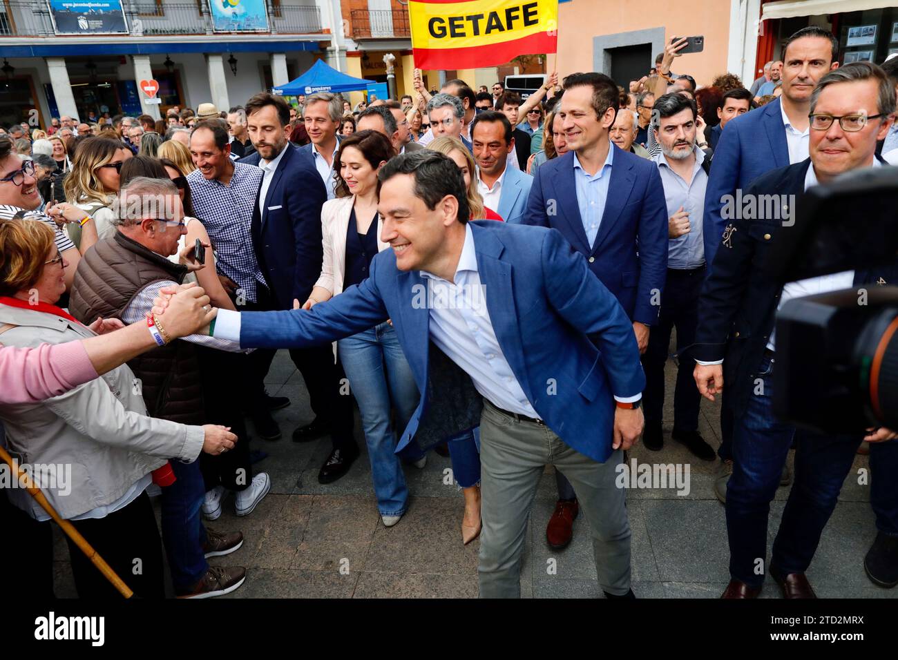 Fuelabrada (Madrid), 21.04.2023. Hauptplatz. Vorwahlkampfveranstaltung der PP mit Isabel Díaz Ayuso, Moreno Bonilla, dem Bürgermeisterkandidaten der PP in der Stadt und Bürgermeistern des südlichen Gürtels der CAM. Foto: Guillermo Navarro. ARCHDC. Quelle: Album / Archivo ABC / Guillermo Navarro Stockfoto