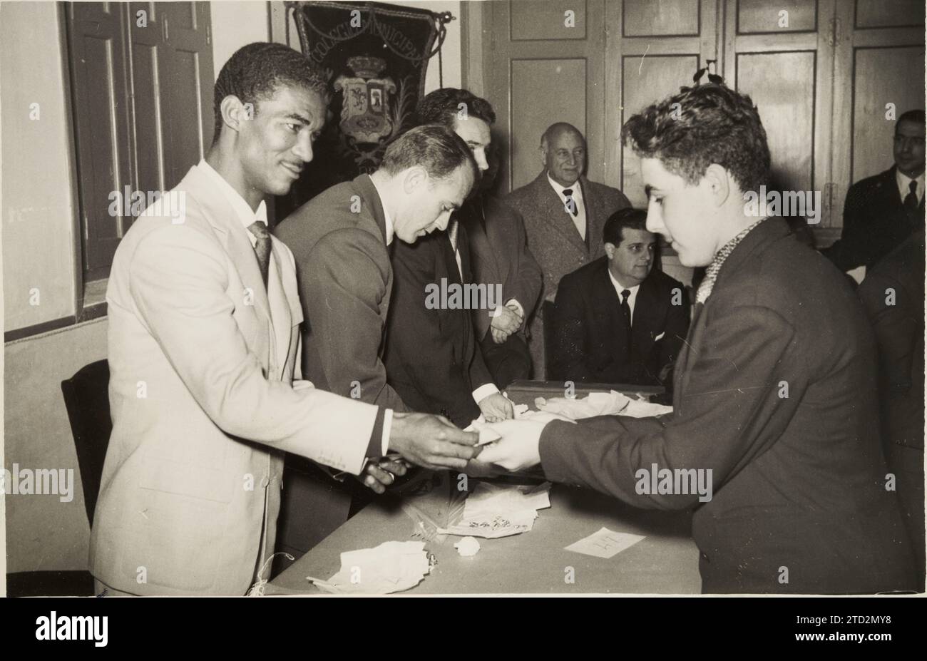 Madrid, Januar 1960. Verteilung von Spielzeug an der Schule San Ildefonso unter dem Vorsitz des Grafen von Mayalde. Die Spieler von Real Madrid, Didi, Di Stefano und Zárraga geben die Fahnen ihres Teams an die Kinder aus, die im Zentrum untergebracht sind. Quelle: Album / Archivo ABC / Manuel Sanz Bermejo Stockfoto