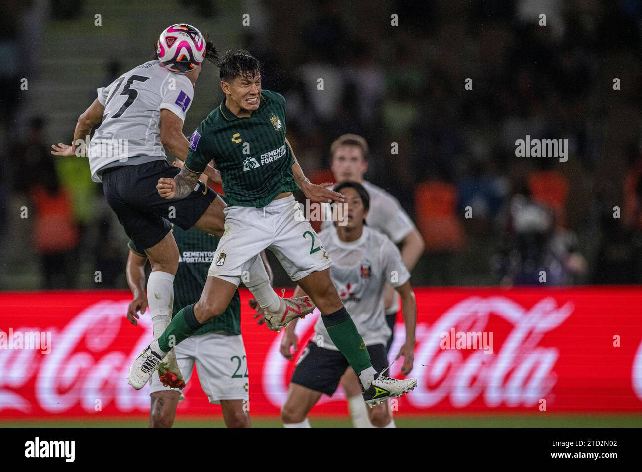 Prince Abdullah Al Faisal Stadium DSCHIDDA, SAUDI-ARABIEN - 15. DEZEMBER: Kaito Yasui von Urawa Reds und Lucas Romero vom Club Leon in der Luftschlacht während der 2. Runde der FIFA Club World Cup Saudi Arabien Spiel zwischen Club Leon und Urawa Reds im Prince Abdullah Al Faisal Stadium am 15. Dezember 2023 in Dschidda, Saudi Arabien. (Marcio Machado/SPP) Stockfoto