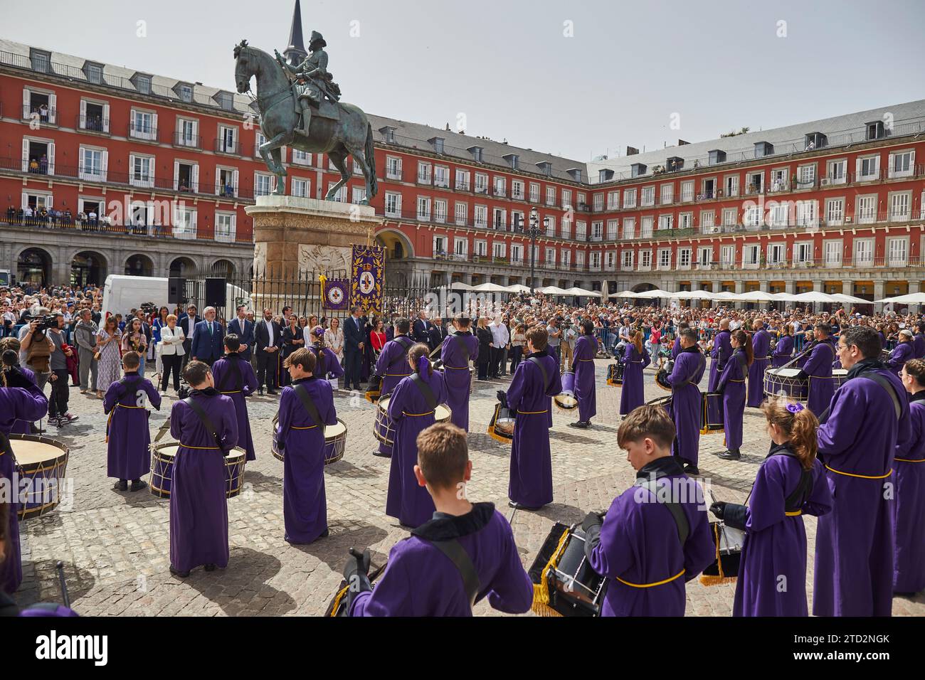 Madrid, 04.09.2023. Kloster Las Carboneras, Plaza de la Villa und Plaza Mayor. Zum Abschluss der Karwoche am Ostersonntag spielt die La Real, die sehr illustre und antike Bruderschaft der Sklaverei Jesu des Nazareners und der Bekehrung der Santa María Magdalena Bruderschaft von Saragossa ein Trommelwirbel. Der Bürgermeister von Madrid José Luis Martínez Almeida, der Bürgermeister von Zaragoza Jorge Azcón, Andrea Levy, Rocío Monasterio und Beamte des stadtrates sind anwesend. Foto: Guillermo Navarro. ARCHDC. Quelle: Album / Archivo ABC / Guillermo Navarro Stockfoto