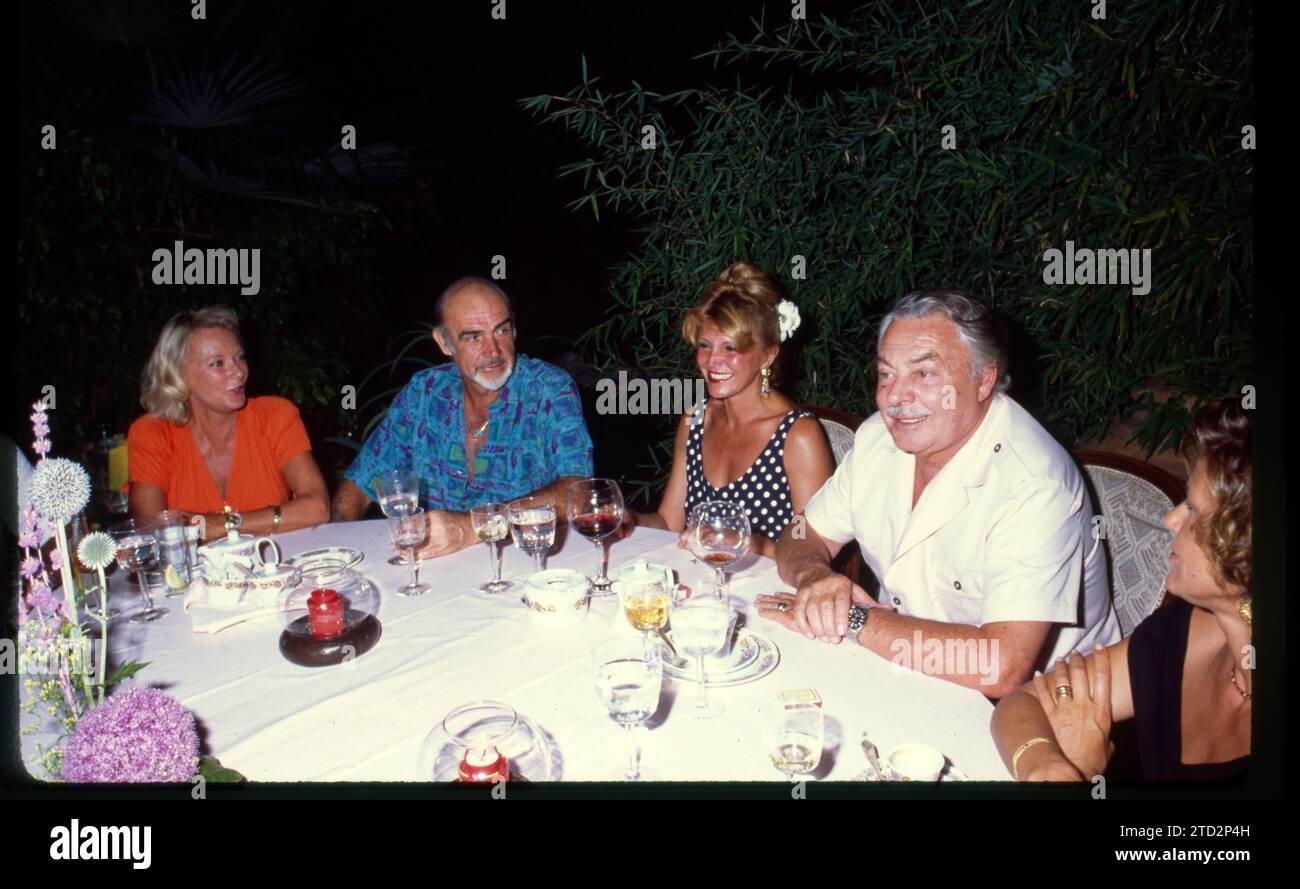 Marbella, 1991 (CA.). Sean Connery, Tita Cervera (Carmen Thyssen) und Alfonso de Hohenlohe bei einem Abendessen. Quelle: Album / Archivo ABC / Jesús Umbría Stockfoto