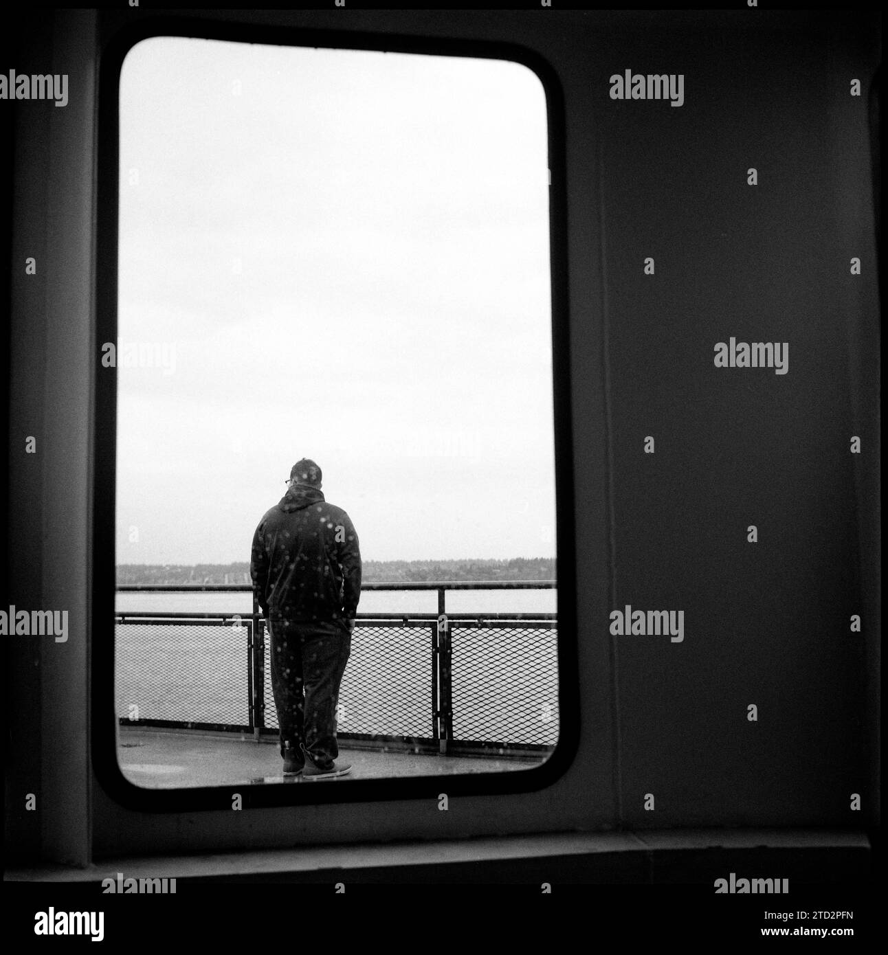 HB49903-00...WASHINGTON - Blick auf den regnerischen Tag durch ein Fenster auf einer Washington State Ferry. Stockfoto