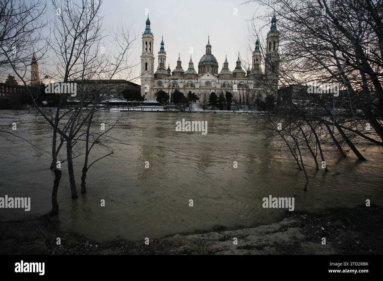 Saragossa 27. Januar 2014 der Gipfel der gewöhnlichen Flut des Ebro-Flusses erreicht Saragossa, die erste Flut des Jahres dieser Art. Der maximale Durchfluss in Saragossa wird voraussichtlich Werte von mehr als 1.450 Kubikmetern pro Sekunde erreichen Foto: Fabian Simón archdc. Quelle: Album / Archivo ABC / Fabián Simón Stockfoto