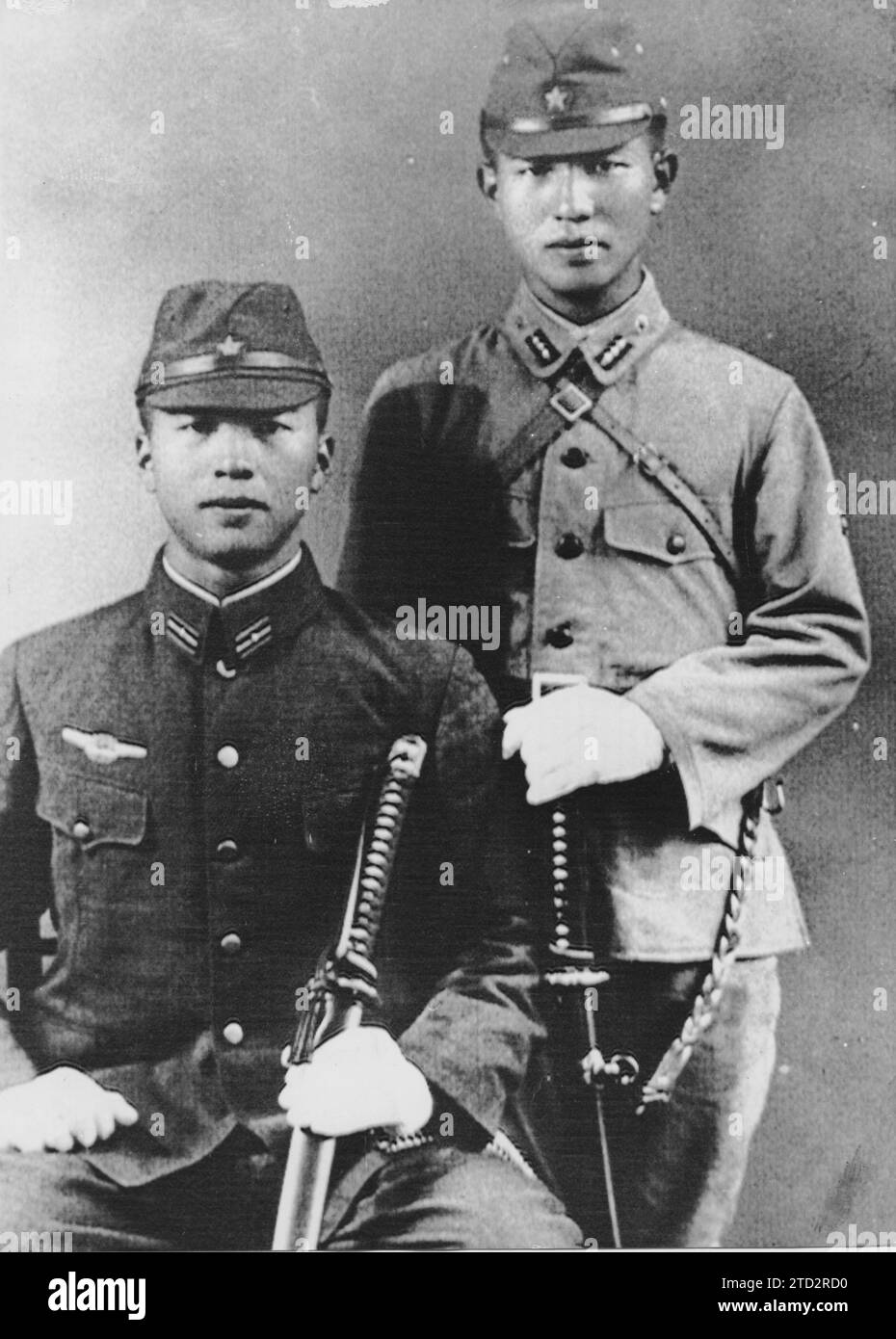 12/31/1934. Nach dreißig Jahren durch den Dschungel der Lubang-Inseln im philippinischen Archipel hat sich Leutnant Hiroo Onoda von der japanischen Armee auf ausdrücklichen Befehl seines Bosses ergeben, der an den Ort gezogen war, an dem sich der Soldat befand. Auf dem Bild stand Onoda mit seinem Bruder, als sie beide Offiziere der Kaiserlichen Japanischen Armee waren. Quelle: Album/Archivo ABC Stockfoto