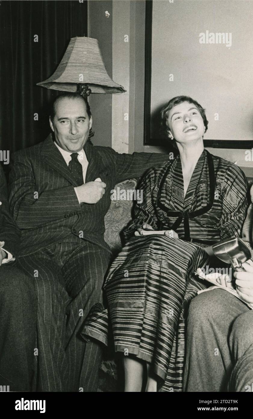 12/08/1954. Ingrid Bergman und Roberto Rossellini in Barcelona. Um im Gran Liceo aufzutreten, spielt die berühmte Schauspielerin Ingrid Bergman die zentrale Figur der „Jeanne of Arc at the Stake“ in Barcelona. Sie wird von ihrem Ehemann Roberto Rossellini begleitet, der die Inszenierung des Stücks leiten wird. Quelle: Album/Archivo ABC Stockfoto