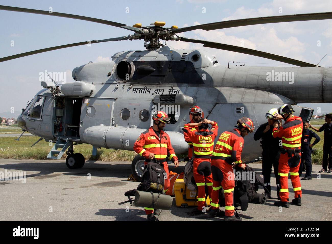 Kathmandu (Nepal). 05/06/2015. Die Soldaten der Military Emergency Unit laden ihr Material in einen Helikopter, um nach dem Erdbeben in Nepal zu helfen. Foto: Pablo M. Díez. ARCHDC. Quelle: Album / Archivo ABC / Pablo M. Díez Stockfoto