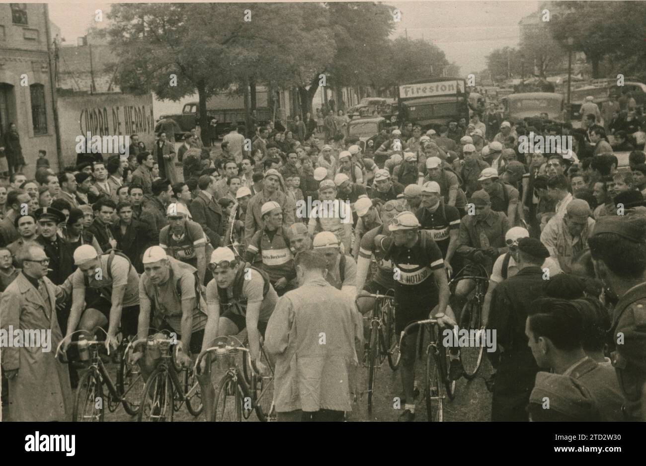 Madrid, 05.12.1947. Siebte Ausgabe der Vuelta Ciclista a España. Erste Etappe, zwischen Madrid und Albacete. Die Läufer verließen die Princess Bridge. Quelle: Album / Archivo ABC / Manuel Sanz Bermejo Stockfoto