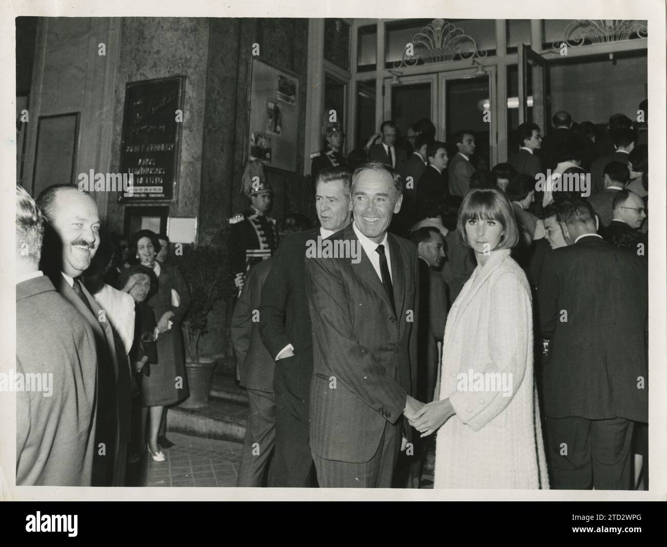 Madrid, Juni 1965. Henry Fonda, seine Frau Shirlee Maye Adams und Robert Ryan vor der Tür des Callao-Kinos, bei der Vorpremiere des Dokumentarfilms über John F. Kennedy „Bright Years, Days of trauning“. Quelle: Album / Archivo ABC / Jaime Pato Stockfoto