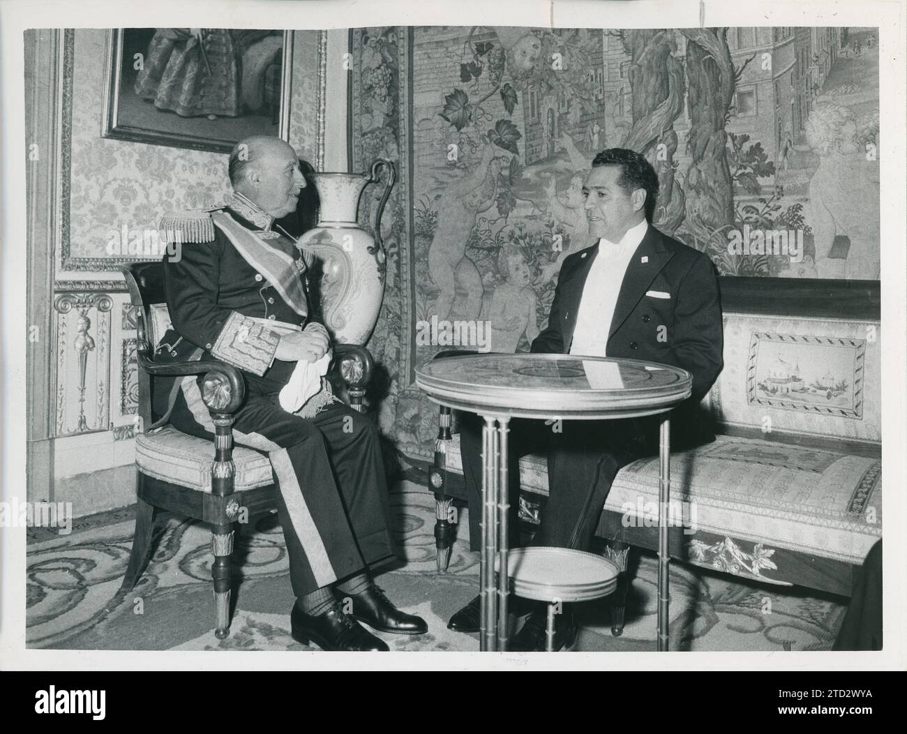 Madrid, 11.07.1963. Eduardo Antonio García Vázquez, außerordentlicher Botschafter und bevollmächtigter Minister der Dominikanischen Republik, überreicht seine Urkunde dem Staatsoberhaupt Francisco Franco im Königlichen Palast. Quelle: Album / Archivo ABC / Manuel Sanz Bermejo Stockfoto