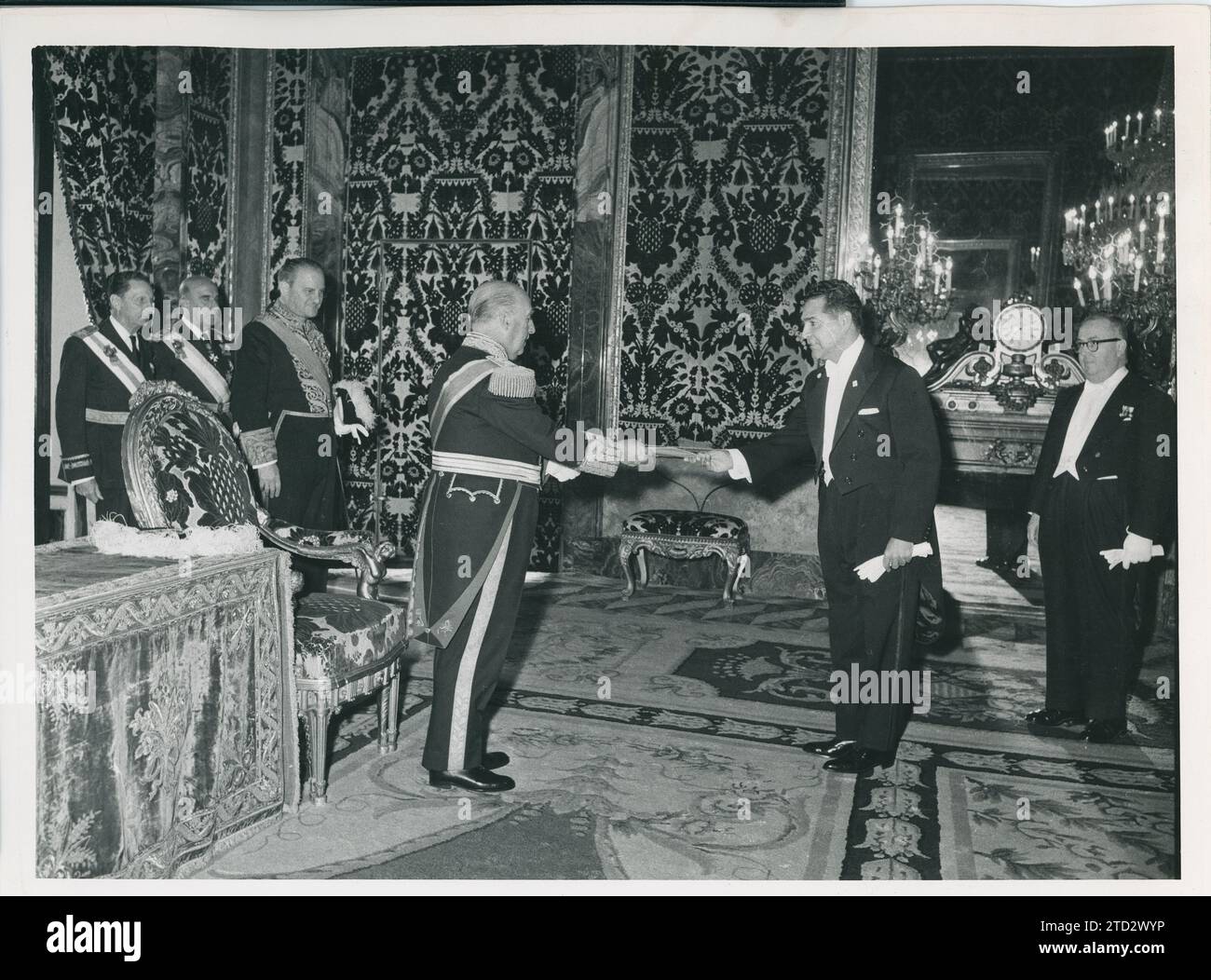 Madrid, 11.07.1963. Eduardo Antonio García Vazquez, außerordentlicher Botschafter und bevollmächtigter Minister der Dominikanischen Republik, überreichte im Königspalast seine Urkunde dem Staatsoberhaupt Francisco Franco. Quelle: Album / Archivo ABC / Manuel Sanz Bermejo Stockfoto