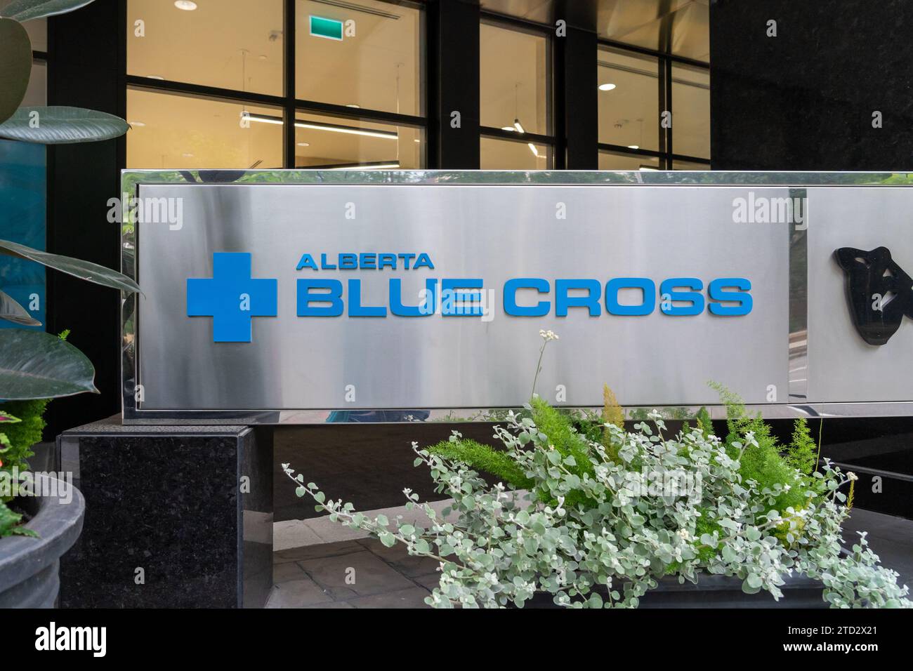 Ein Schild vor dem Alberta Blue Cross Bürogebäude in Calgary, Alberta, Kanada Stockfoto