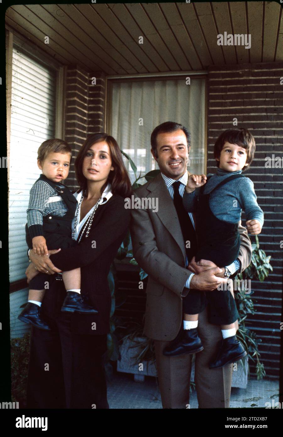 Madrid, Februar 1976. Der Herzog und die Herzogin von Cádiz, Alfonso de Borbón Dampierre und Maria del Carmen Martínez Bordiú Franco, posieren mit ihren beiden Kindern Francisco und Luis Alfonso de Borbón Martínez Bordiú in ihrem Haus. Quelle: Album / Archivo ABC / Ángel Carchenilla Stockfoto