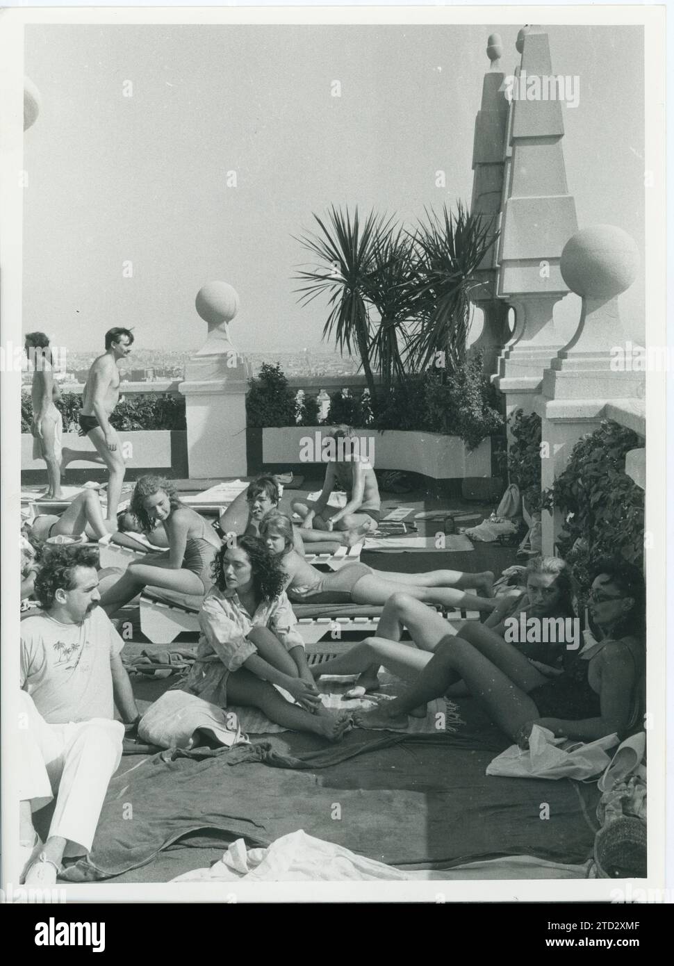 Madrid, 08.04.1985. Sonnenbaden im Pool auf der Terrasse des España-Gebäudes. Quelle: Album / Archivo ABC / José García Stockfoto