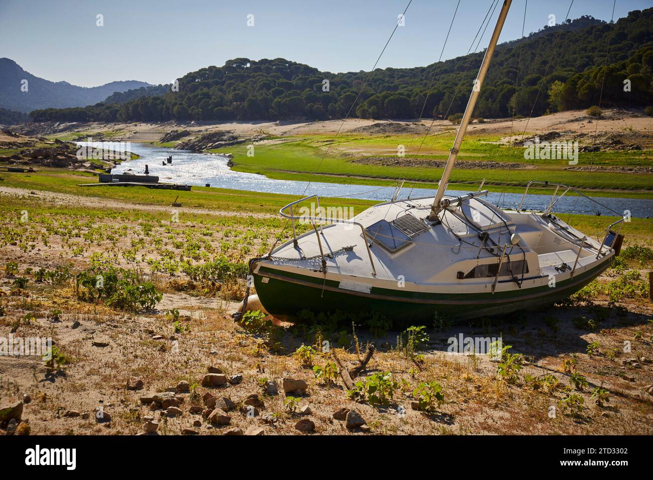 07/27/2016. Cebreros (Ávila), 27.07.2019. Calas de Guisando Urbanisierung. Der Schwanz des San Juan-Sumpfes ist aufgrund der Dürre praktisch trocken. Nur der Alberche River fließt durch seinen natürlichen Kanal. Boote und Liegeplätze werden auf dem Trockenbett verlassen. Foto: Guillermo Navarro. ARCHDC. Quelle: Album / Archivo ABC / Guillermo Navarro Stockfoto