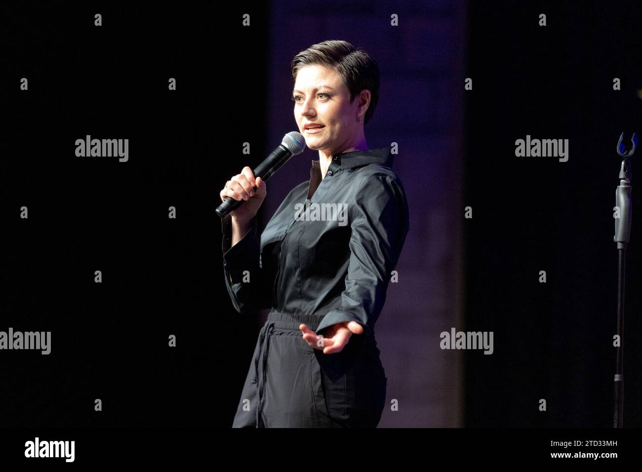 Komikerin Tahnee SCHAFFARCZYK Tahnee - BonnLive Comedy im Brückenforum in Bonn Beuel. Veranstaltet von Bonn Live GmbH - eine Kooperation zwischen der Eventagenur fünfdrei und Rheinevents 15.12.2023 Bonn Beuel NRW Deutschland *** Stand Up Comedian Tahnee SCHAFFARCZYK Tahnee BonnLive Comedy im Brückenforum Bonn Beuel organisiert von Bonn Live GmbH Eine Kooperation zwischen der Eventagentur fünfdrei und Rheinevents 15 12 2023 Bonn Beuel NRW Deutschland Stockfoto