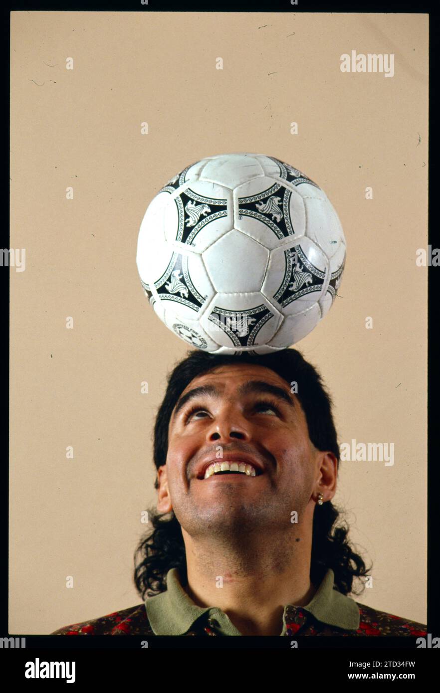 07/10/2019. Oktober 1992. Diego Armando Maradona posiert mit einem Ball. Quelle: Album/Archivo ABC/Gonzalo Cruz Stockfoto