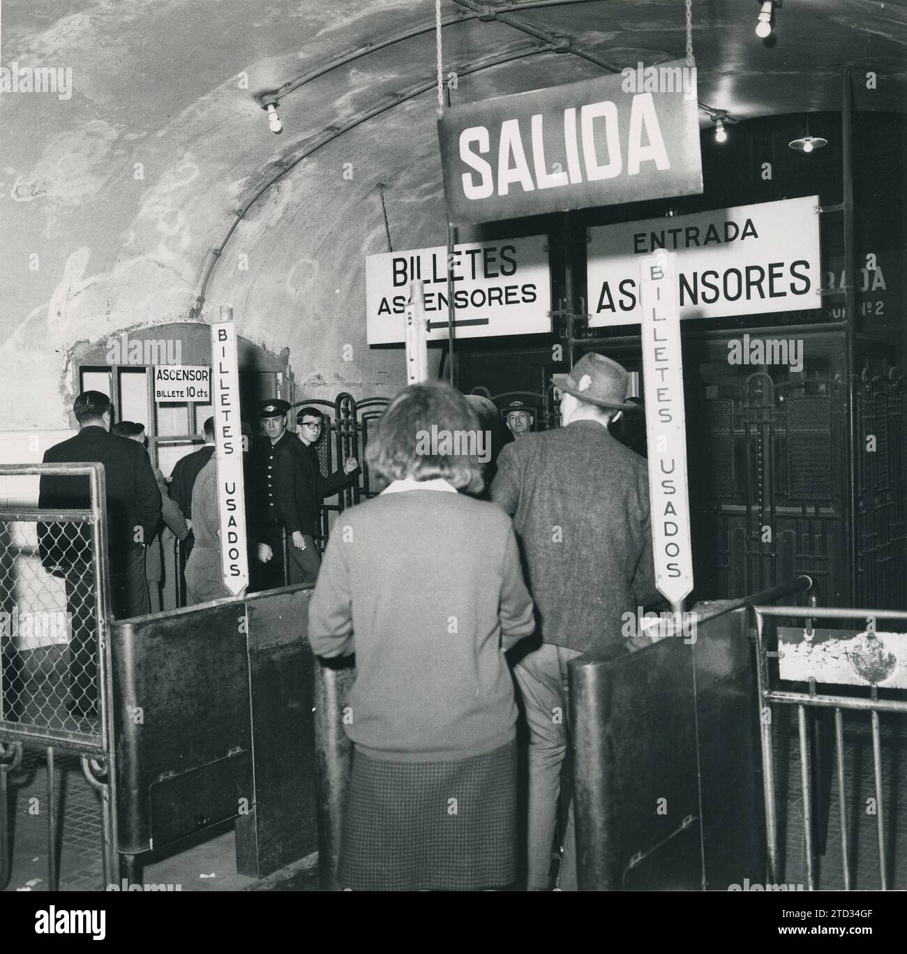 Madrid, 1965 (Ca.). Eintritt zum Bahnhof José Antonio (derzeit Gran Vía) in dem Pavillon, der vom Architekten Antonio Palacios entworfen wurde. Es gab einen Fahrstuhl, der ein zusätzliches Ticket hatte. Wenn man nicht eine Wendeltreppe hinuntergehen müsste, die den Aufzug umgab. Quelle: Album/Archivo ABC Stockfoto