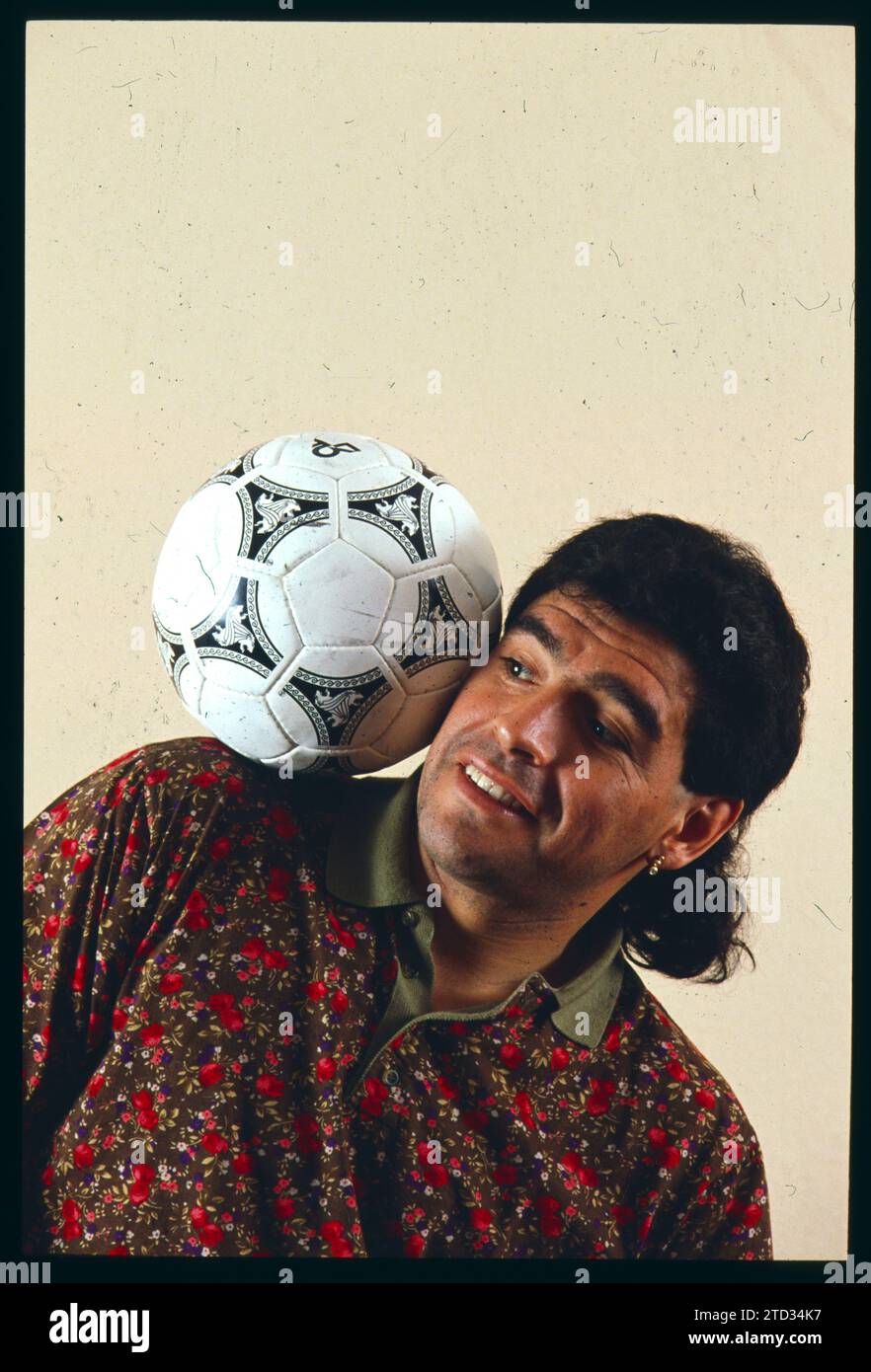 07/10/2019. Oktober 1992. Diego Armando Maradona posiert mit einem Ball. Quelle: Album/Archivo ABC/Gonzalo Cruz Stockfoto