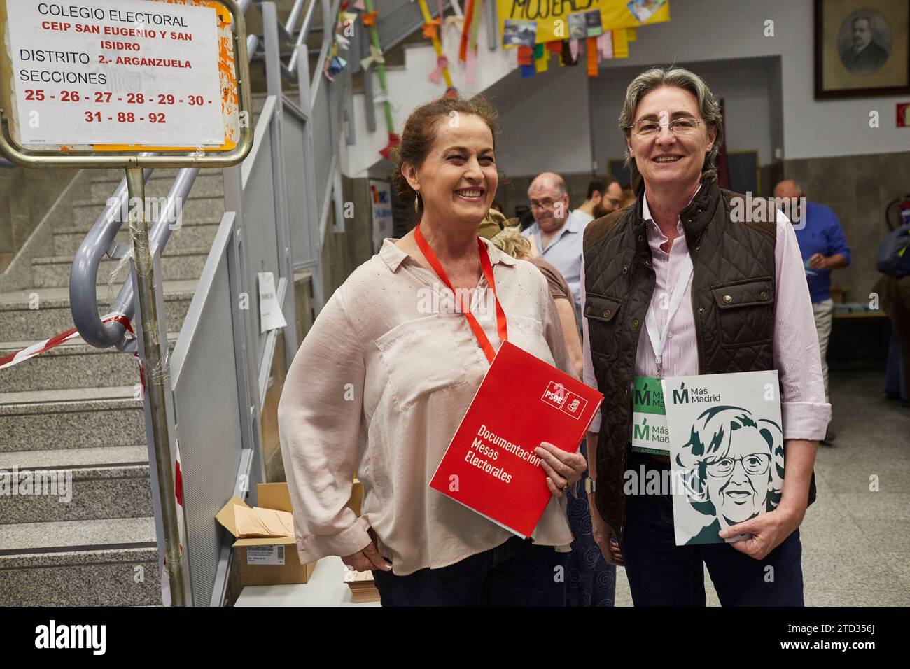 Madrid, 26.05.2016. Tag der Kommunal-, Regional- und Europawahlen. CEIP San Eugenio und San Isidro. Bezirk Arganzuela. Marta Higueras, erster stellvertretender Bürgermeister, der als Vertreter von Más Madrid fungiert, und Carla Antonelli, stellvertretender Vertreter der PSOE. Foto: Guillermo Navaro. ARCHDC. Quelle: Album / Archivo ABC / Guillermo Navarro Stockfoto