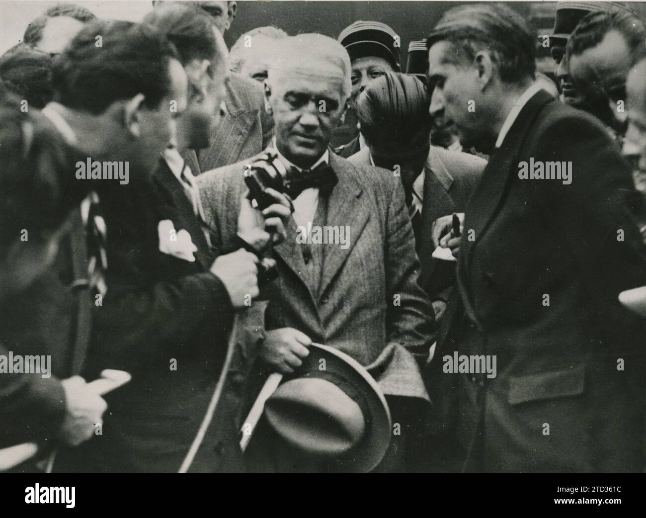 Paris, September 1948. Professor Fleming, Erfinder des Penicillins, wird bei der Ankunft auf dem Flughafen Bourget von Journalisten befragt. Quelle: Album/Archivo ABC Stockfoto