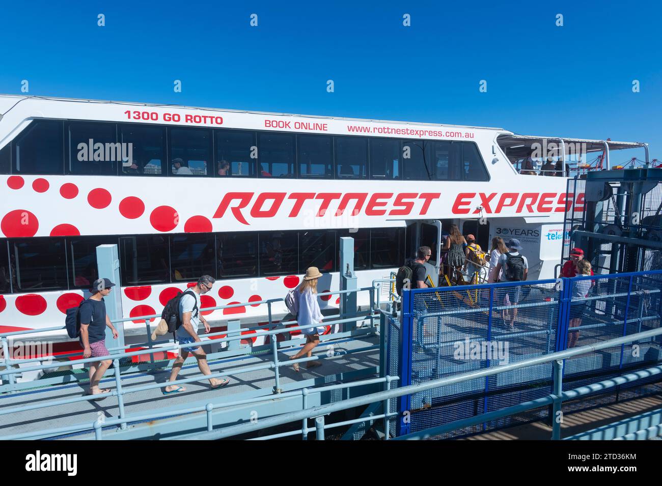 Blick auf Touristen, die an einem sonnigen Tag mit der Rottnest Express Ferry in Fremantle in der Nähe von Perth, Western Australia, Australien Stockfoto