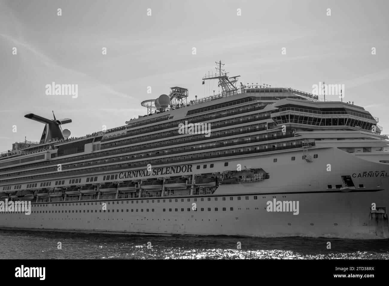 Sydney, Australien: 12.-1.-2023: Carnival Plendor Cruise Ship in Black and White Stockfoto