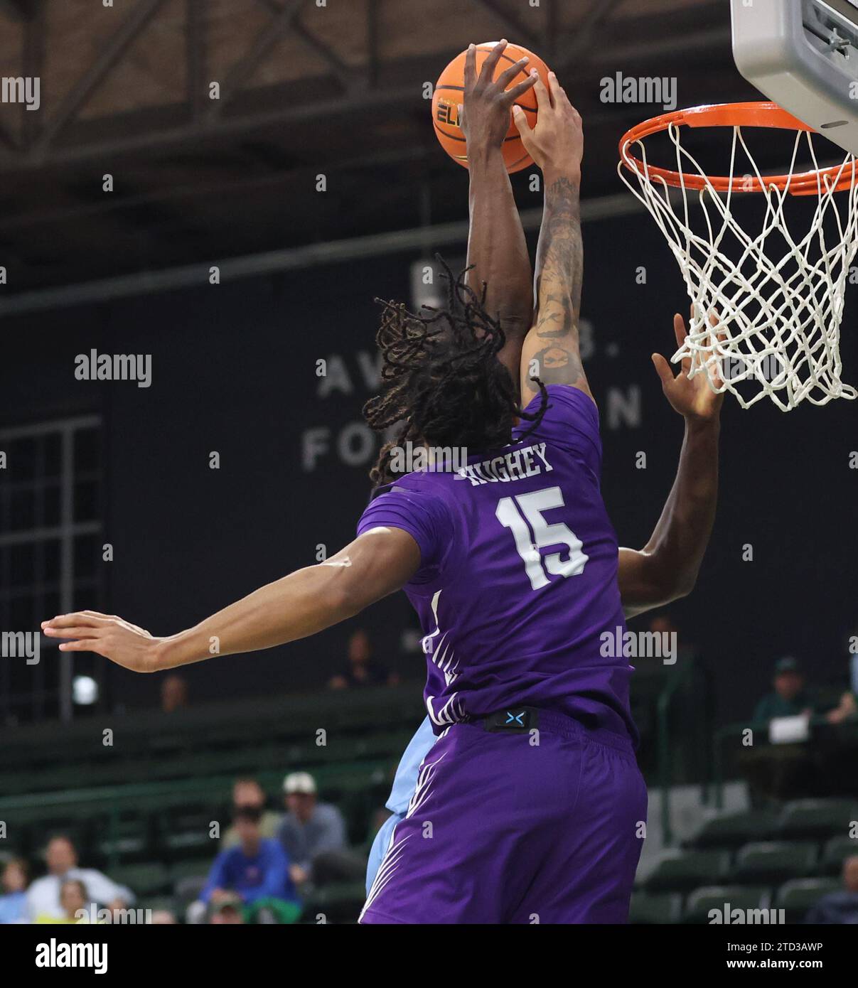 Furman Paladins Stürmer Tyrese Hughey (15) Blöcke Tulane Green Wave Guard Sion James (1) erschossen während eines Basketballspiels für Männer in der Fogleman Arena in New Orleans, Louisiana am Donnerstag, den 14. Dezember 2023. (Foto: Peter G. Forest/SIPA USA) Stockfoto