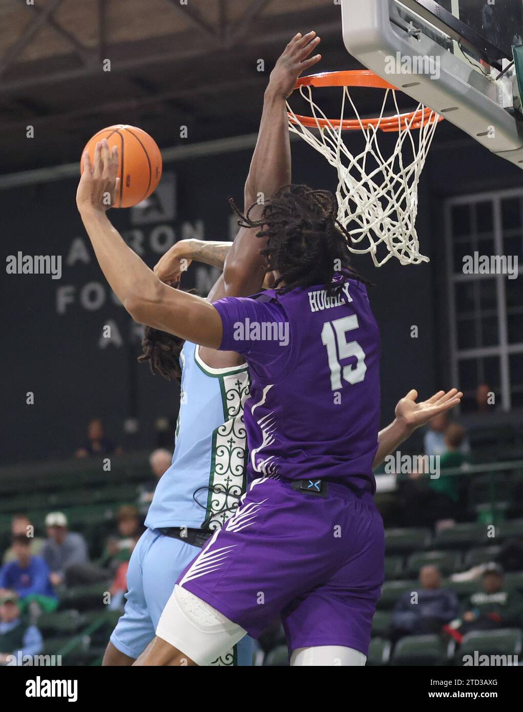 Furman Paladins Stürmer Tyrese Hughey (15) Blöcke Tulane Green Wave Guard Sion James (1) erschossen während eines Basketballspiels für Männer in der Fogleman Arena in New Orleans, Louisiana am Donnerstag, den 14. Dezember 2023. (Foto: Peter G. Forest/SIPA USA) Stockfoto