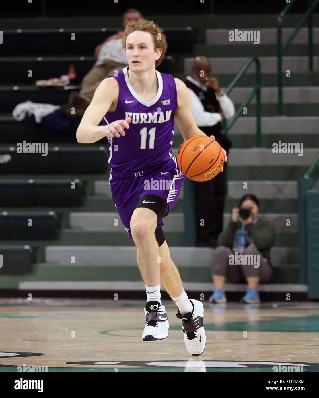 Furman Paladins schützen Carter Whitt (11) während eines Basketballspiels für Männer in der Fogleman Arena in New Orleans, Louisiana am Donnerstag, den 14. Dezember 2023. (Foto: Peter G. Forest/SIPA USA) Stockfoto