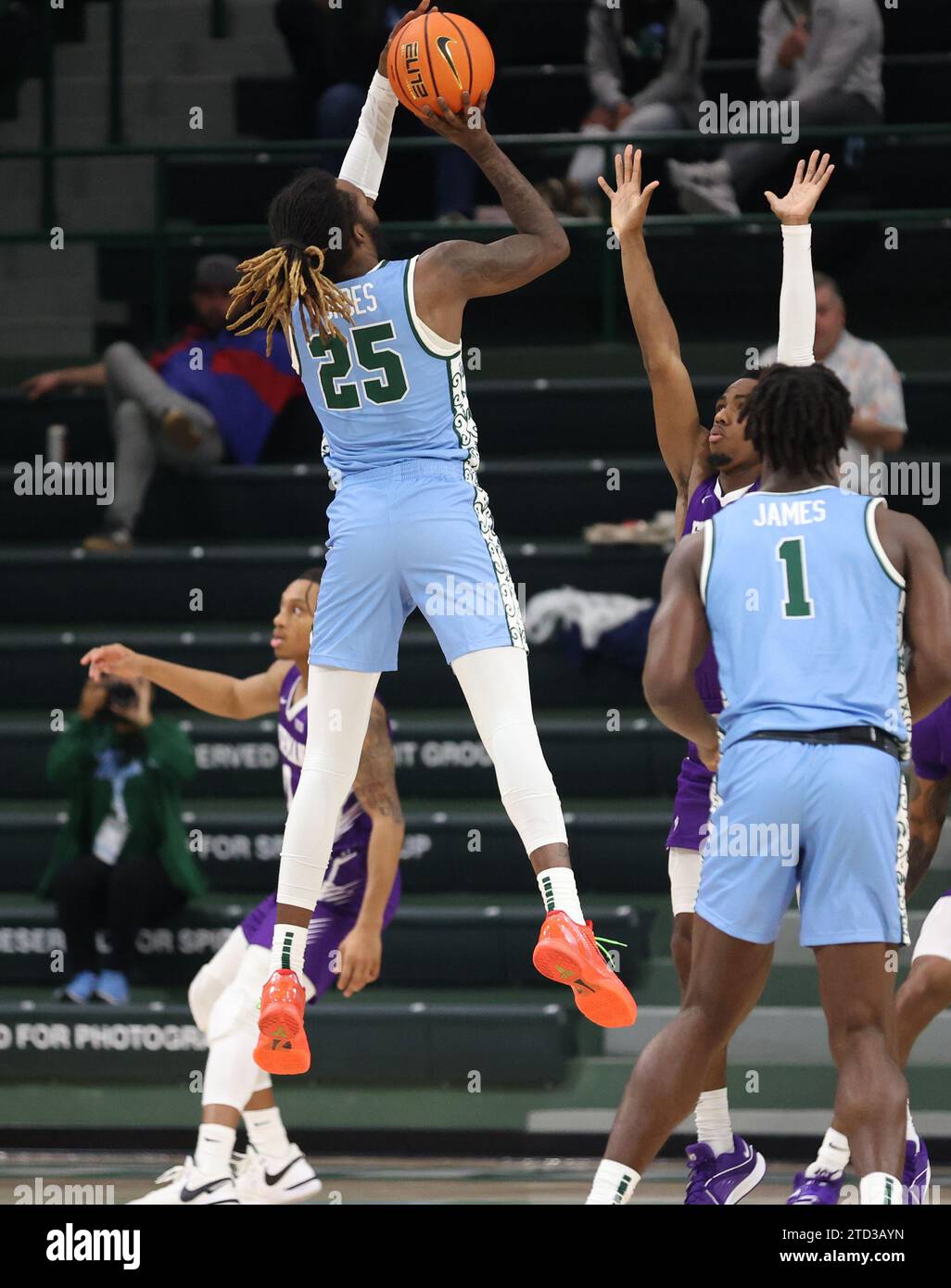 Jaylen Forbes (25) erschießt während eines Basketballspiels in der Fogleman Arena in New Orleans, Louisiana, am Donnerstag, den 14. Dezember 2023 einen Springer. (Foto: Peter G. Forest/SIPA USA) Stockfoto