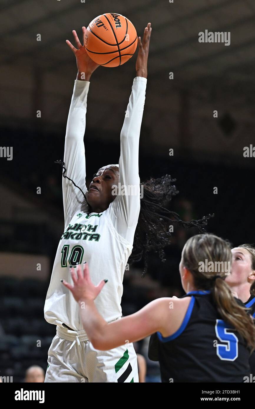 Das North Dakota Fighting Hawks Center Fatima Ibrahim (10) strebt eine Rebound während eines NCAA-Basketballspiels für Frauen zwischen den Mayville State Comets und den University of North Dakota Fighting Hawks im Betty Engelstad Sioux Center in Grand Forks, ND am Freitag, den 15. Dezember 2023 an. Mayville State gewann 75:68..Russell Hons/CSM Stockfoto