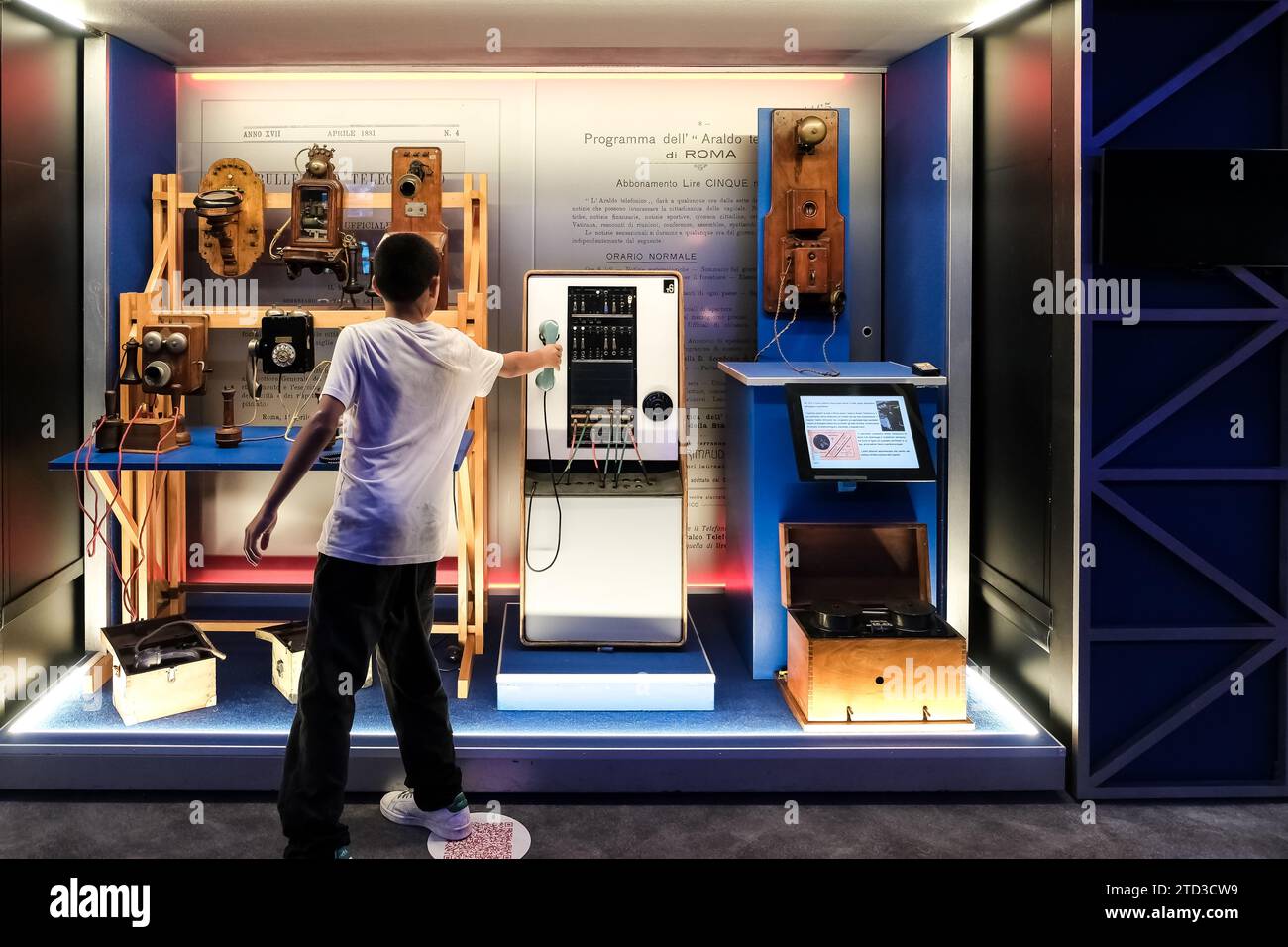 Kommunikationsgeräte (Telegraphen), die im Museum für Radio und Fernsehen im Produktionszentrum Rai im Stadtzentrum von Turin ausgestellt sind; Stockfoto