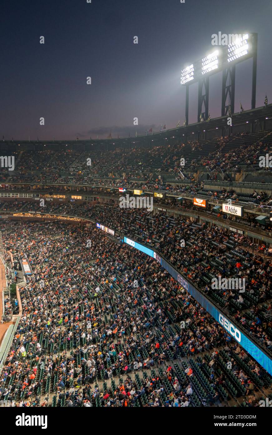 SAN FRANCISCO, KALIFORNIEN, 23. AUGUST: Luftaufnahme der Menge während des Baseballspiels mit den Giants gegen die Milwaukee Brewers in San Francisco Stockfoto